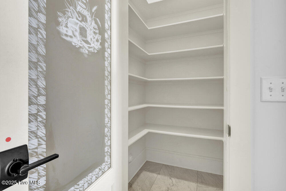 100537011 | Photo 28