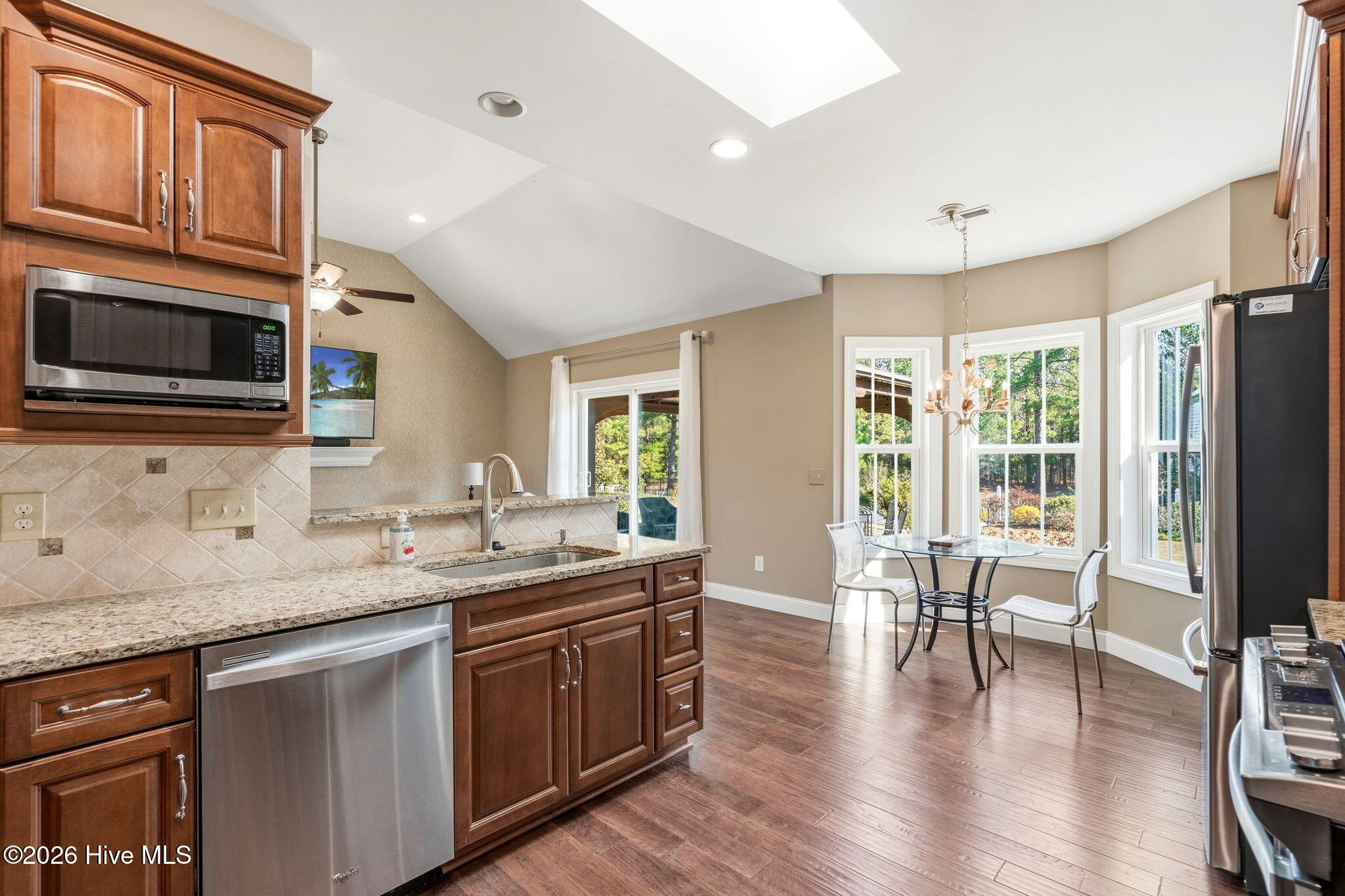 100560327 | Photo 13