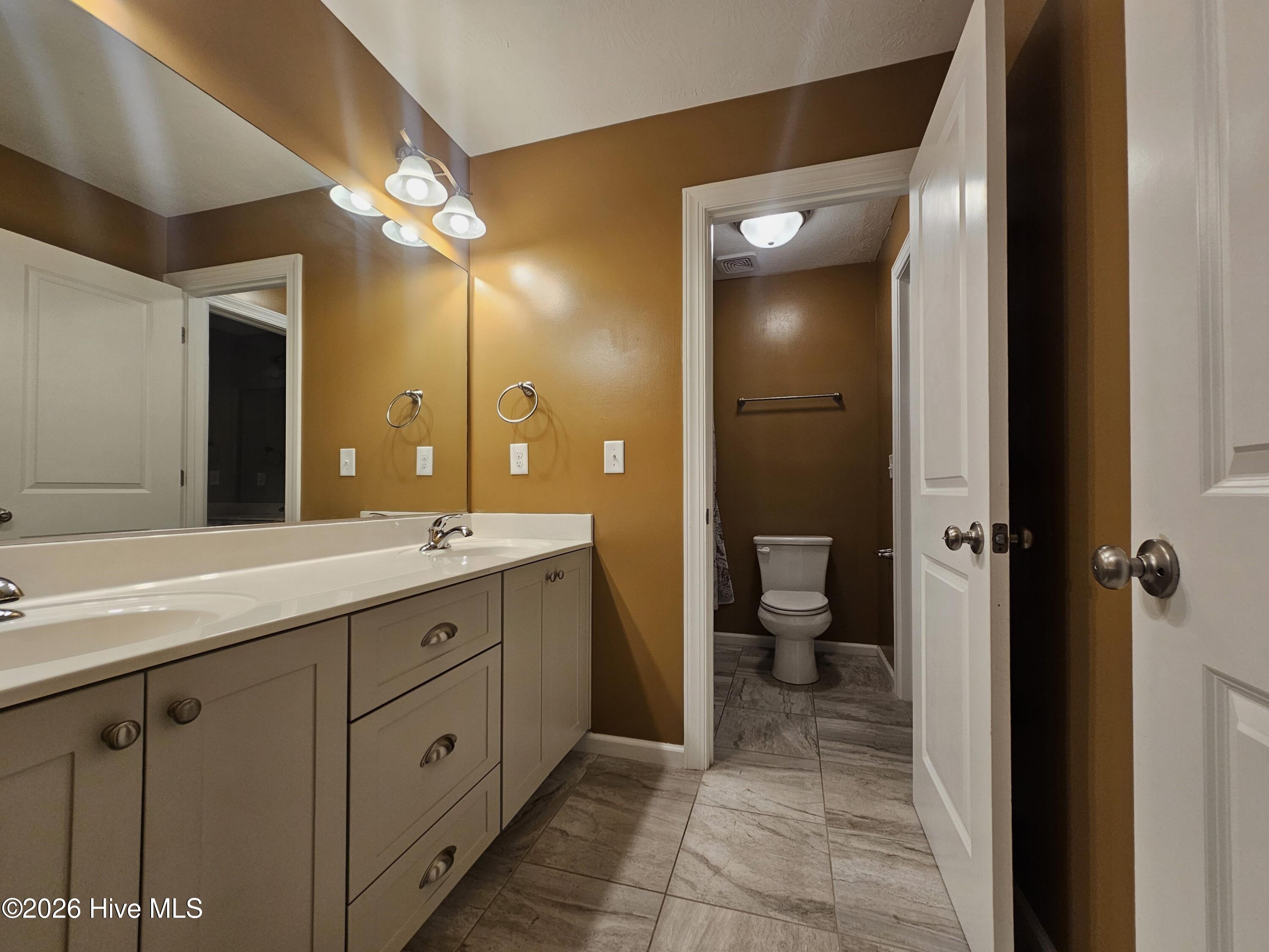 Hall Bath/Double Sink /Separate Tub & Toilet Room
