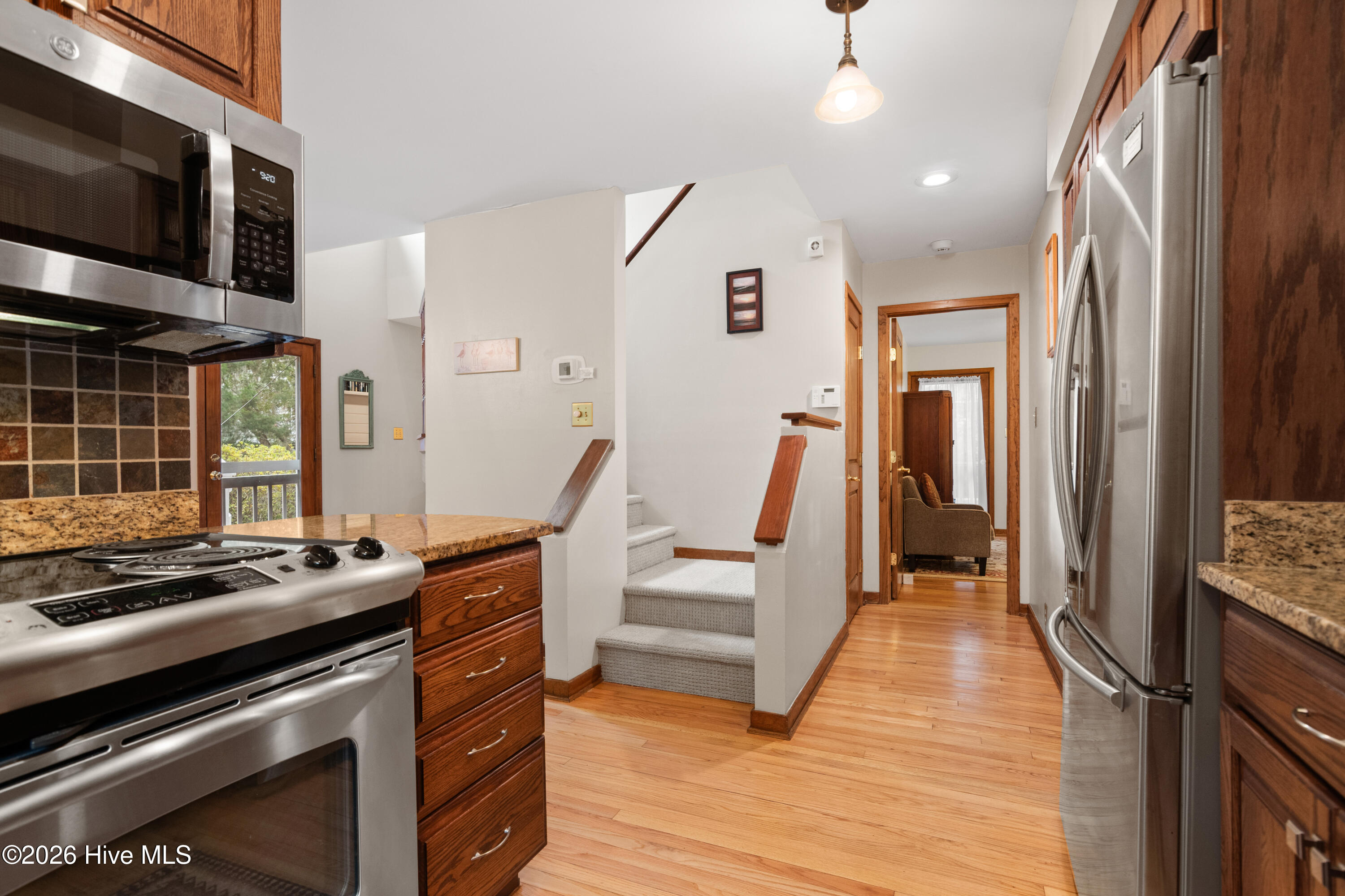 100561617 | Photo 12