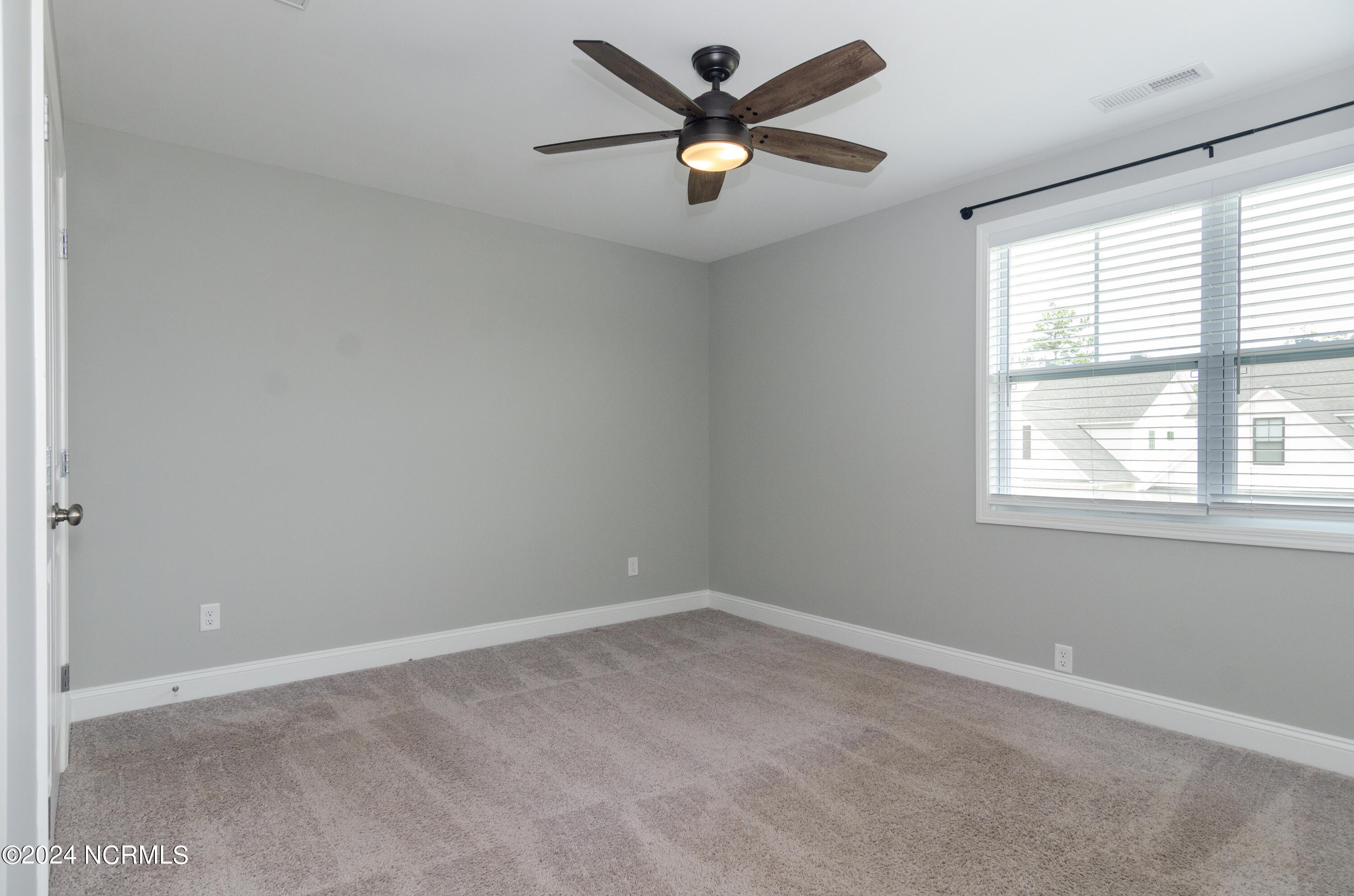 100547679 | Photo 25