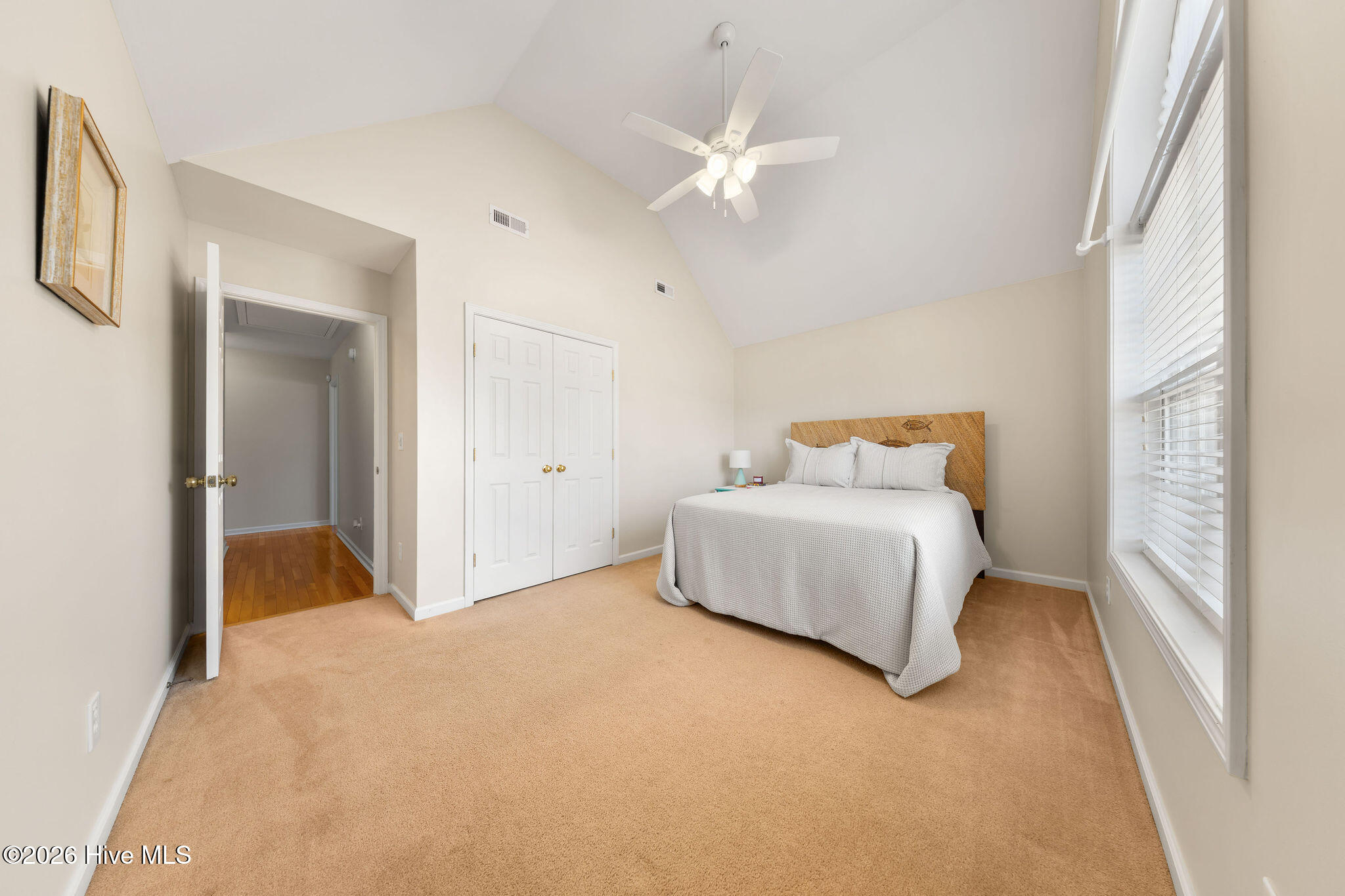 100554180 | Photo 40