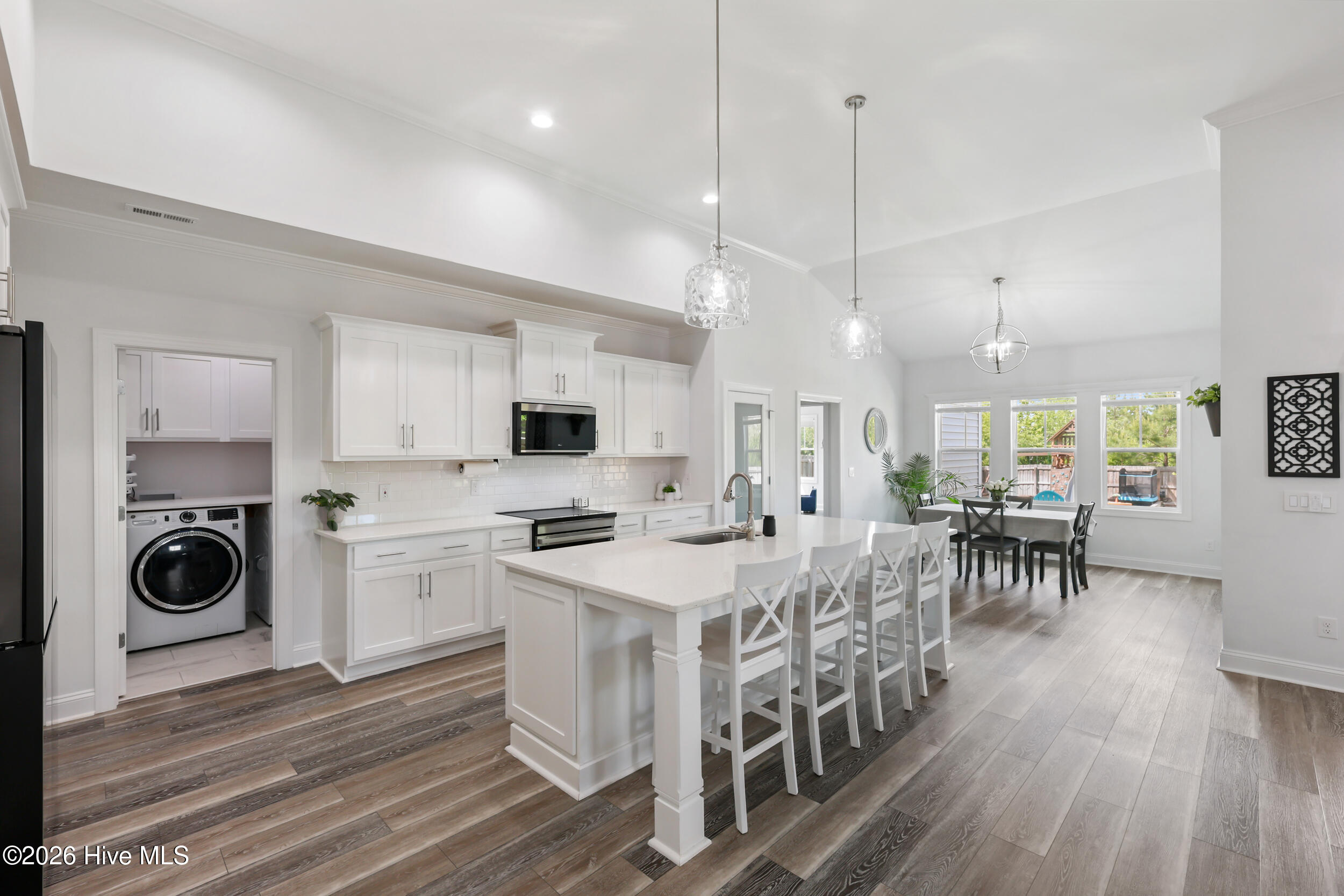 100569219 | Photo 14