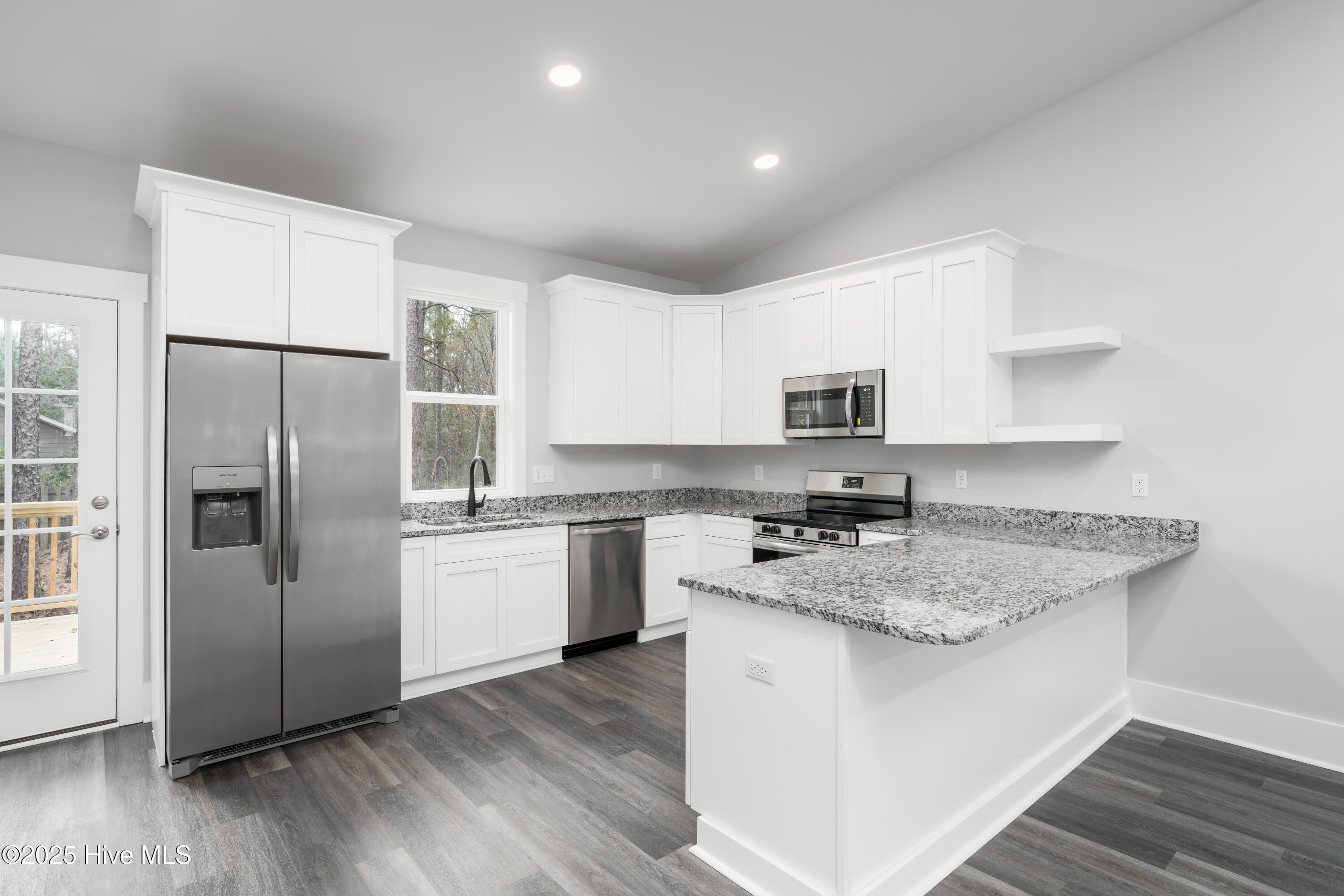 100523019 | Photo 17