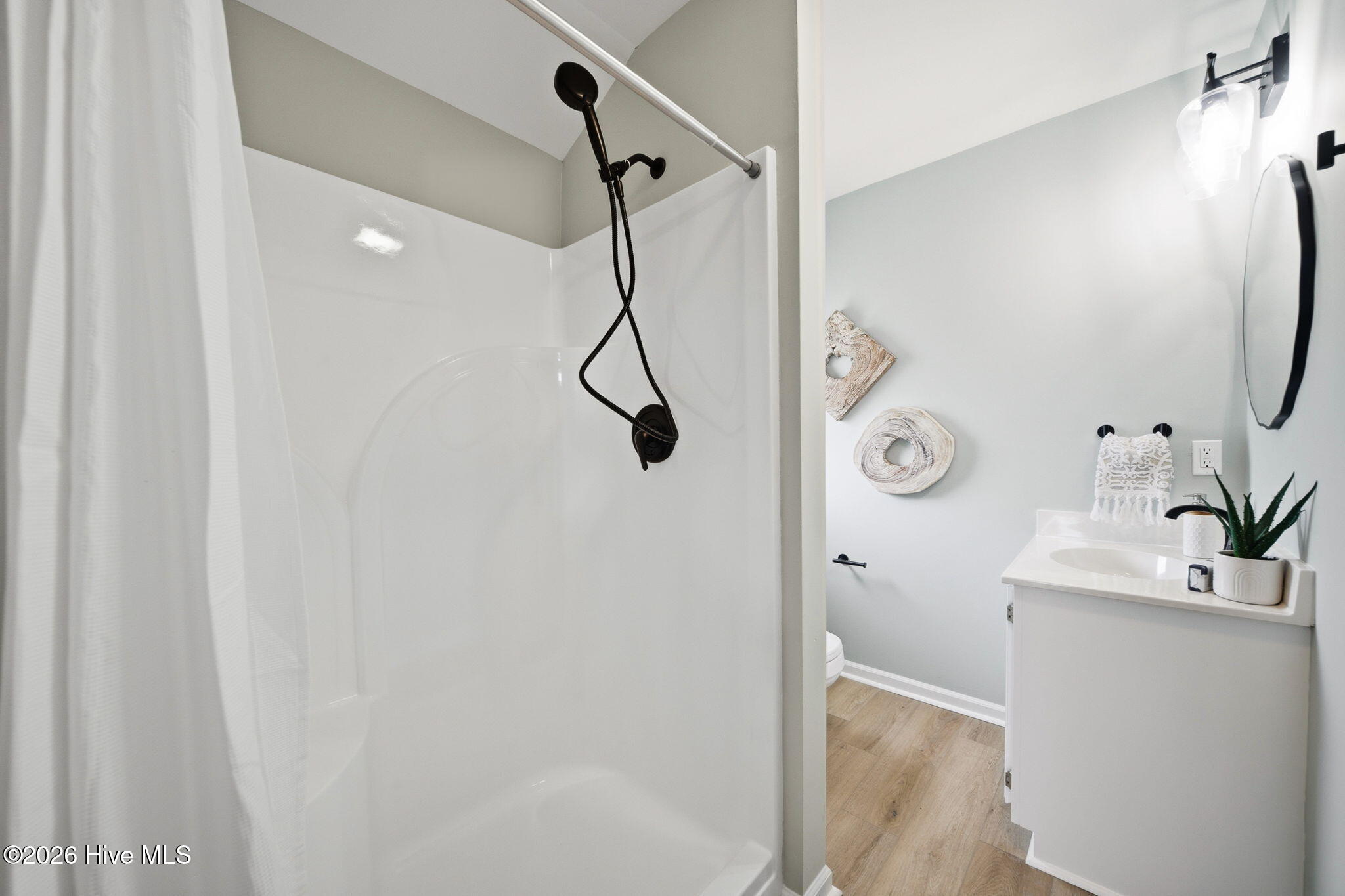 100557260 | Photo 36