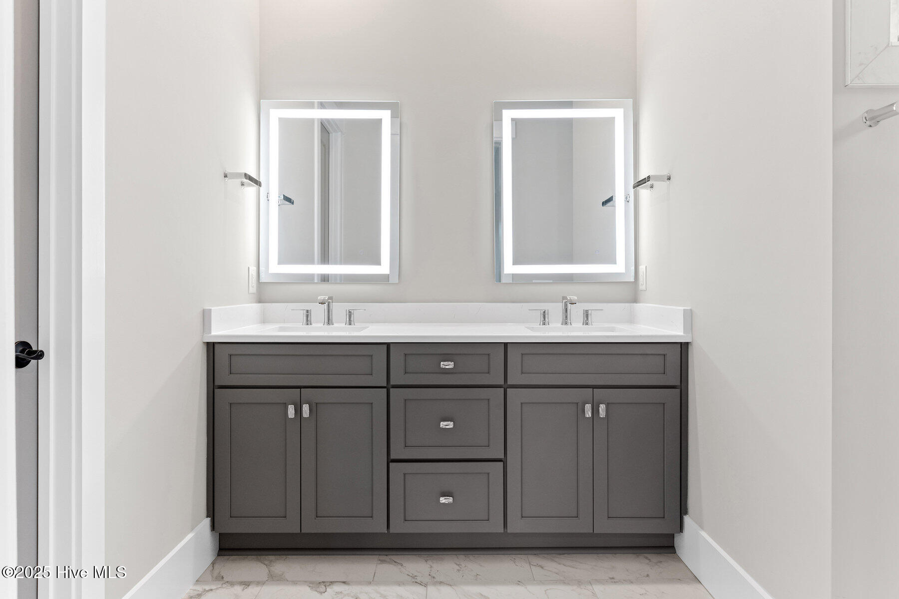 100533727 | Photo 21