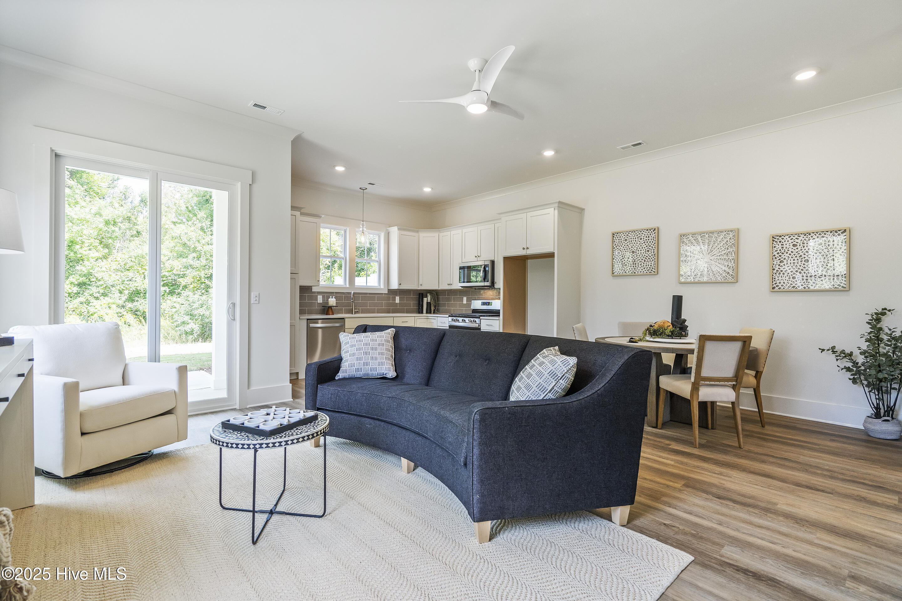 100519186 | Photo 12