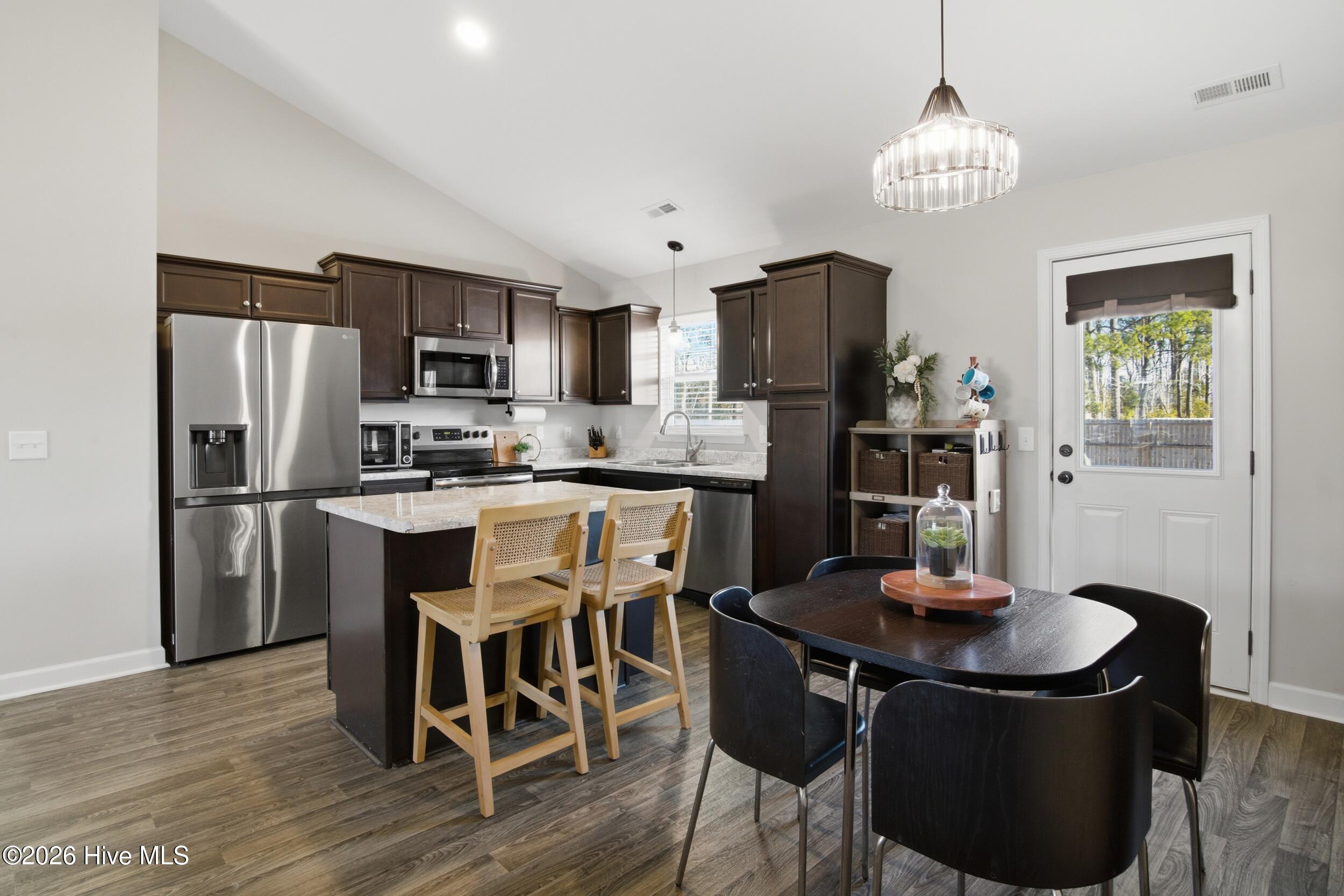 100553402 | Photo 14