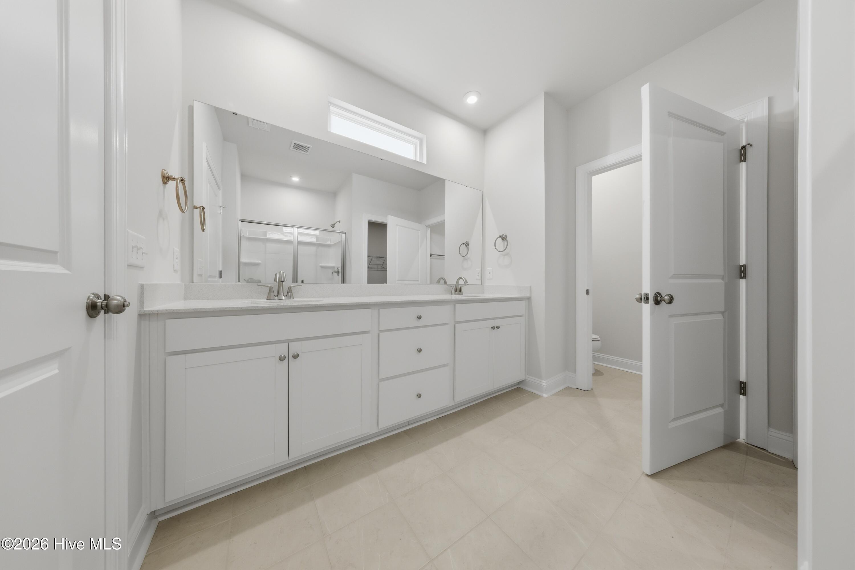 100563139 | Photo 35