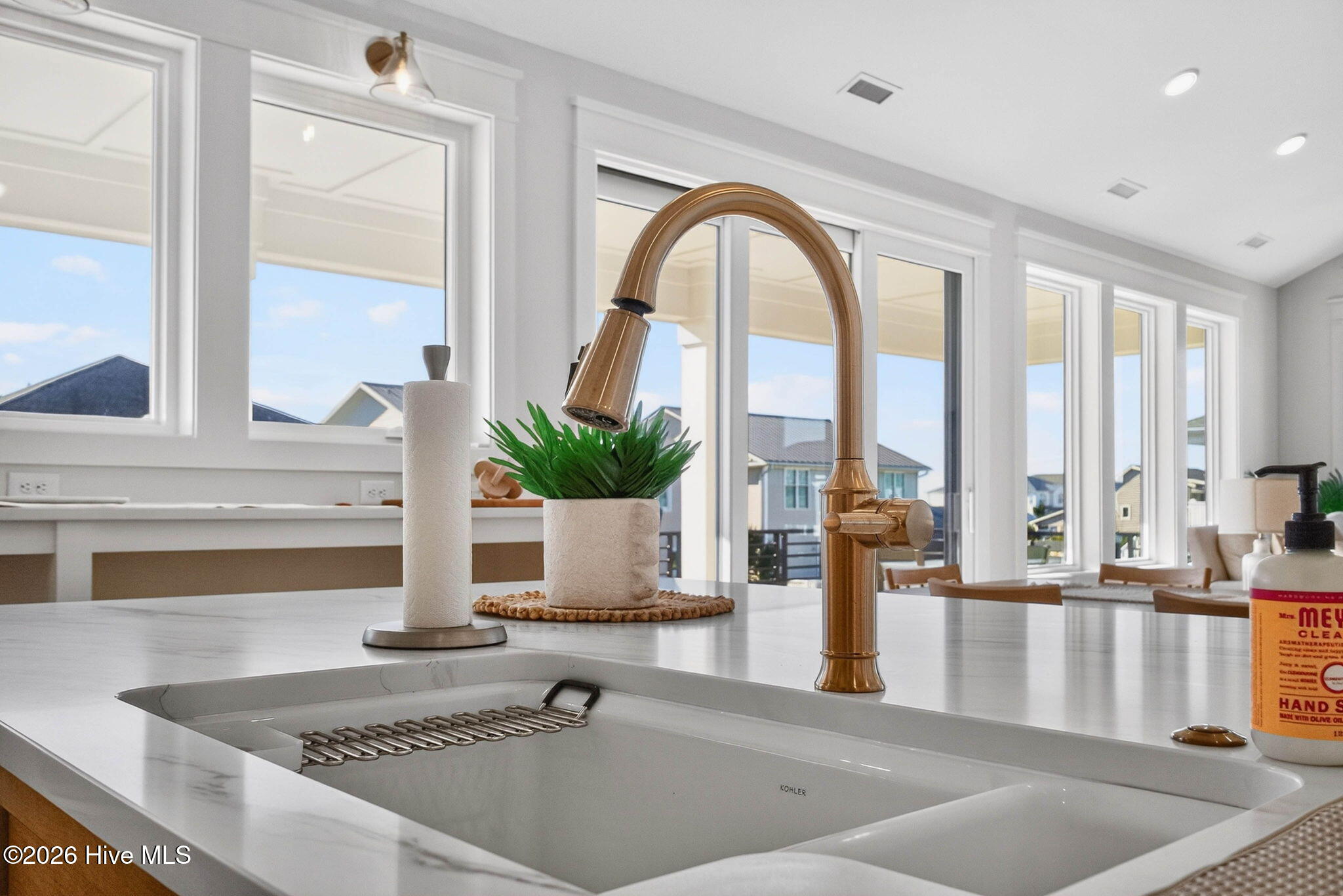 100570262 | Photo 77