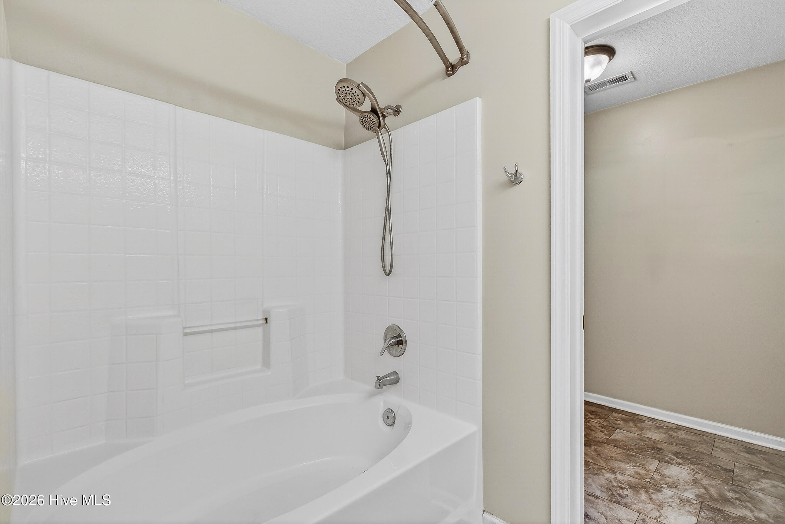 100563999 | Photo 17