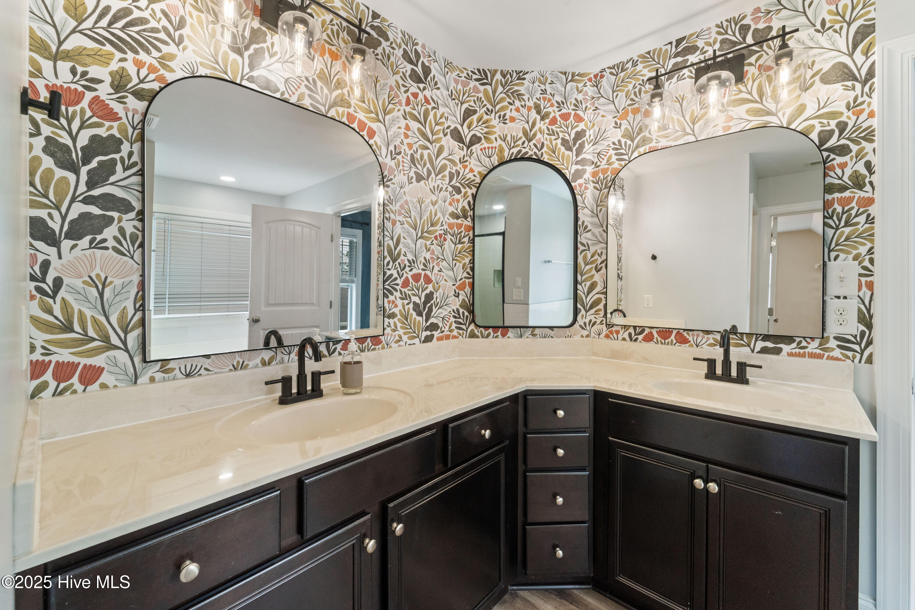 100525842 | Photo 56