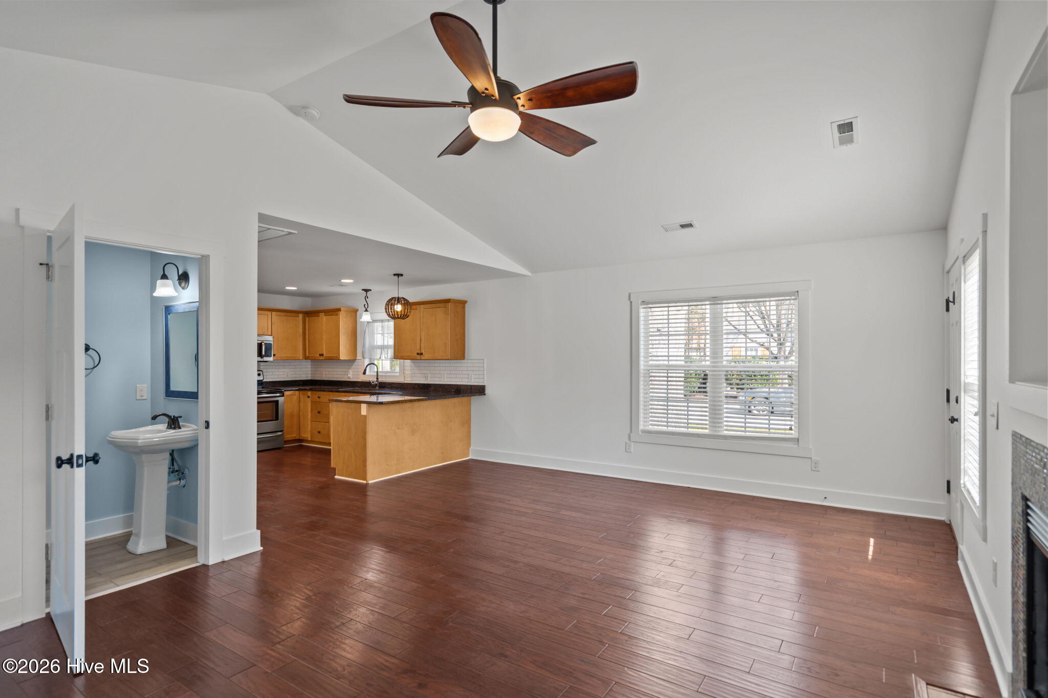 100559197 | Photo 51