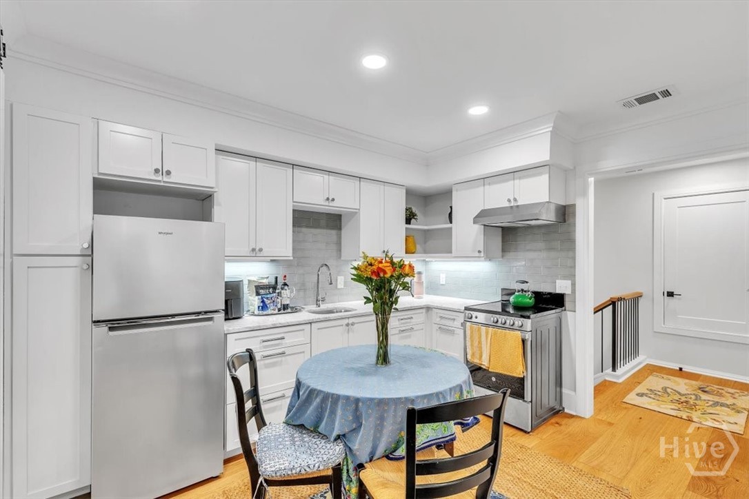 Carriage house full kitchen.