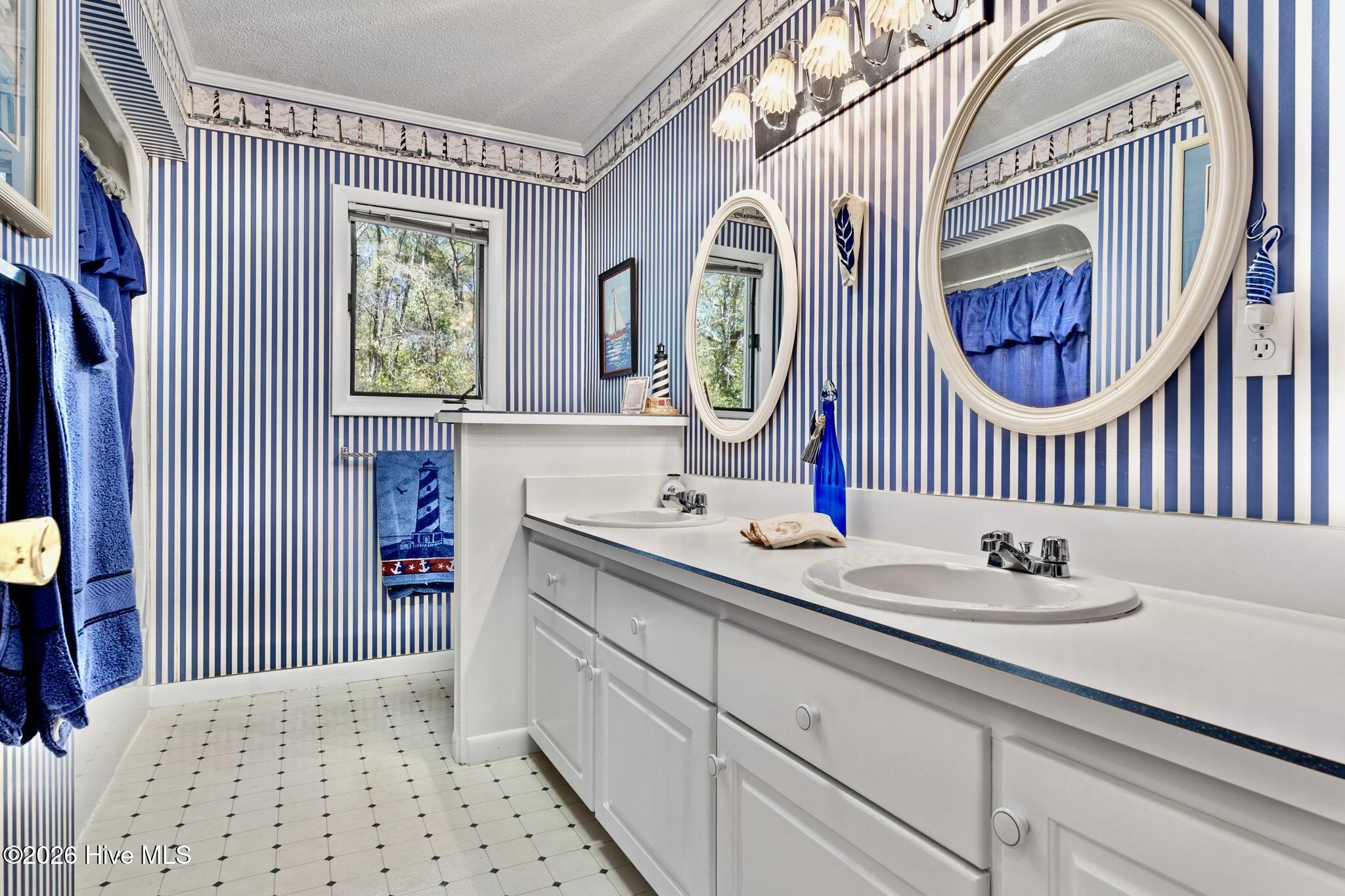 100561830 | Photo 21