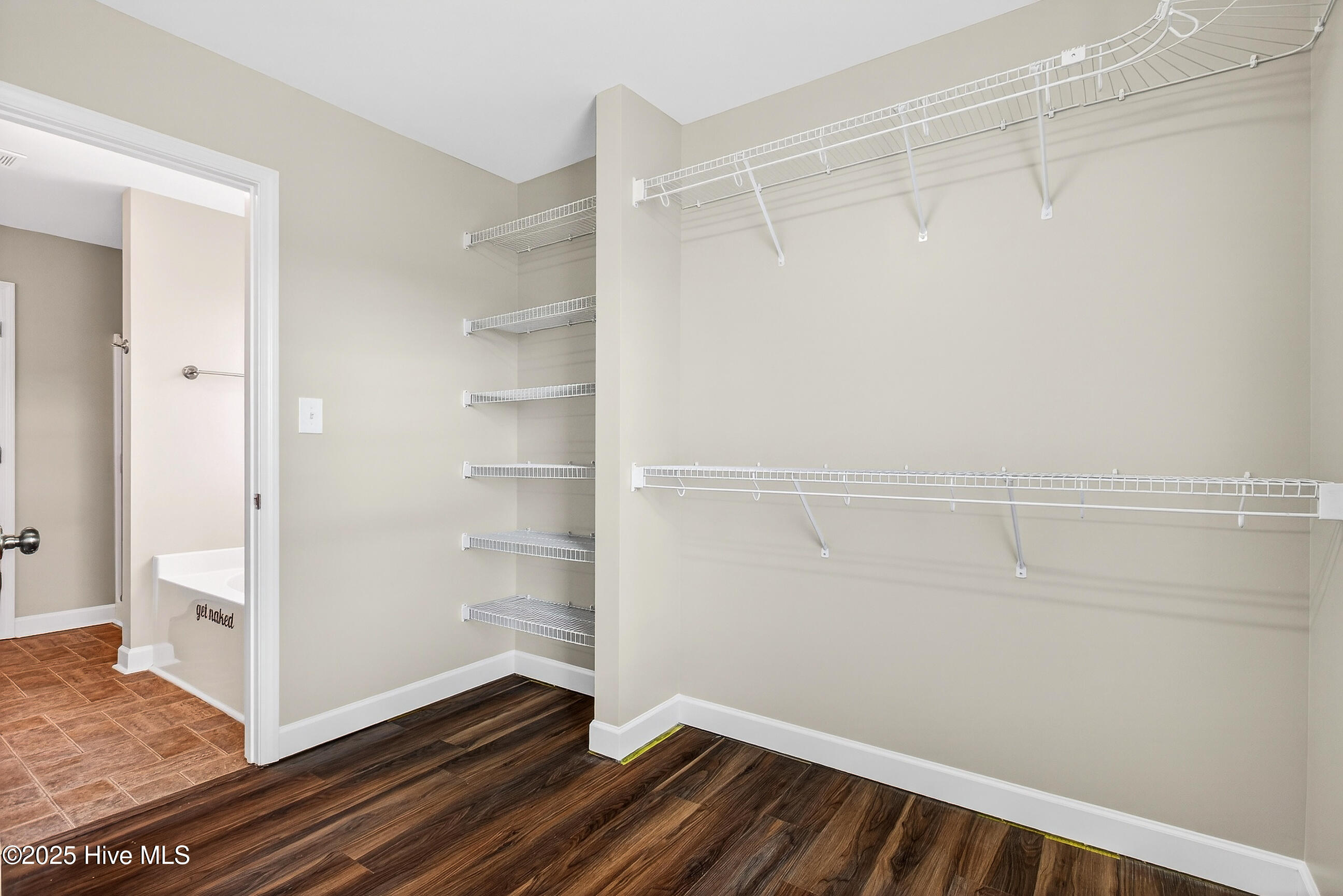 100547089 | Photo 30