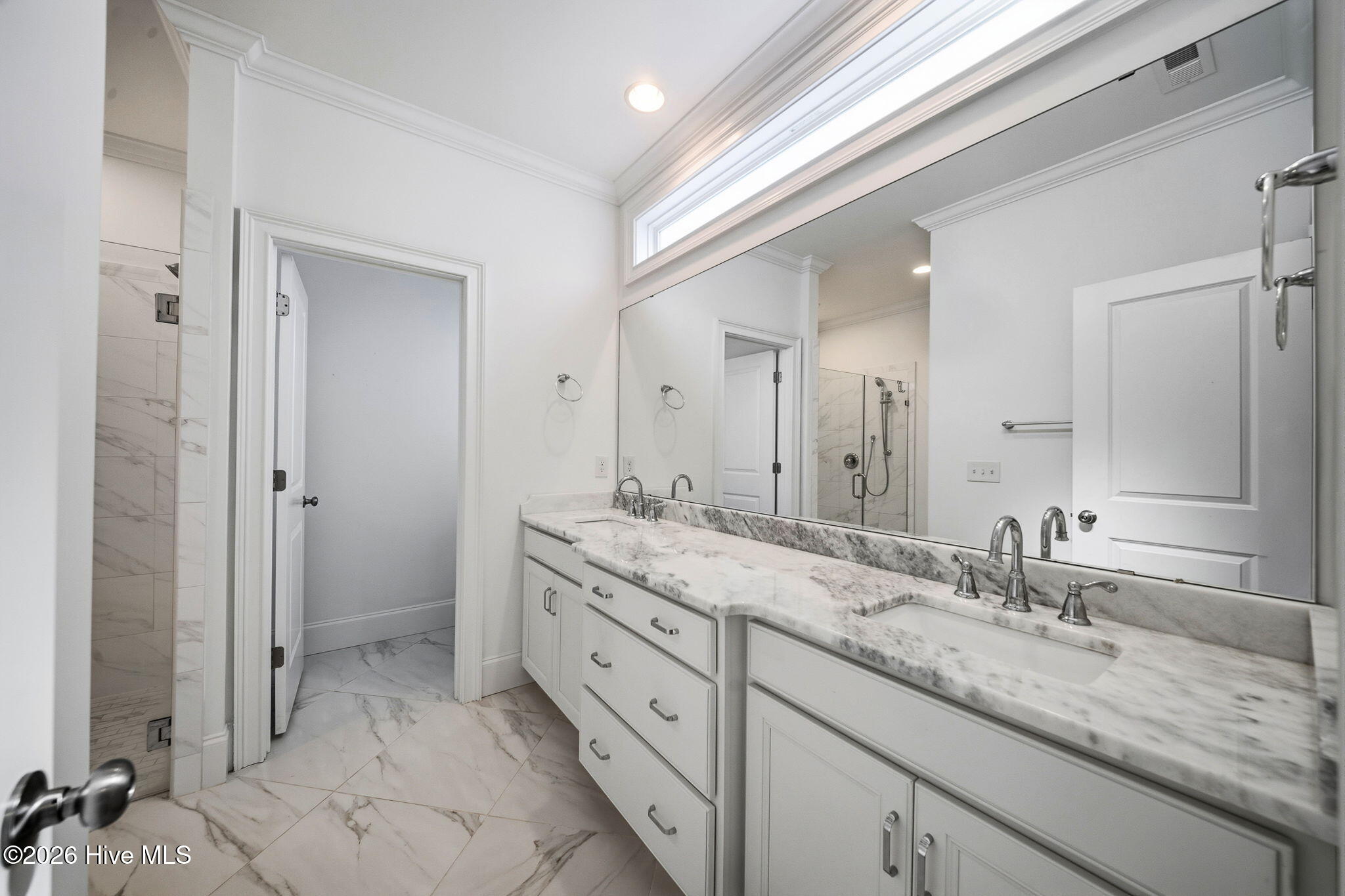 100567519 | Photo 25