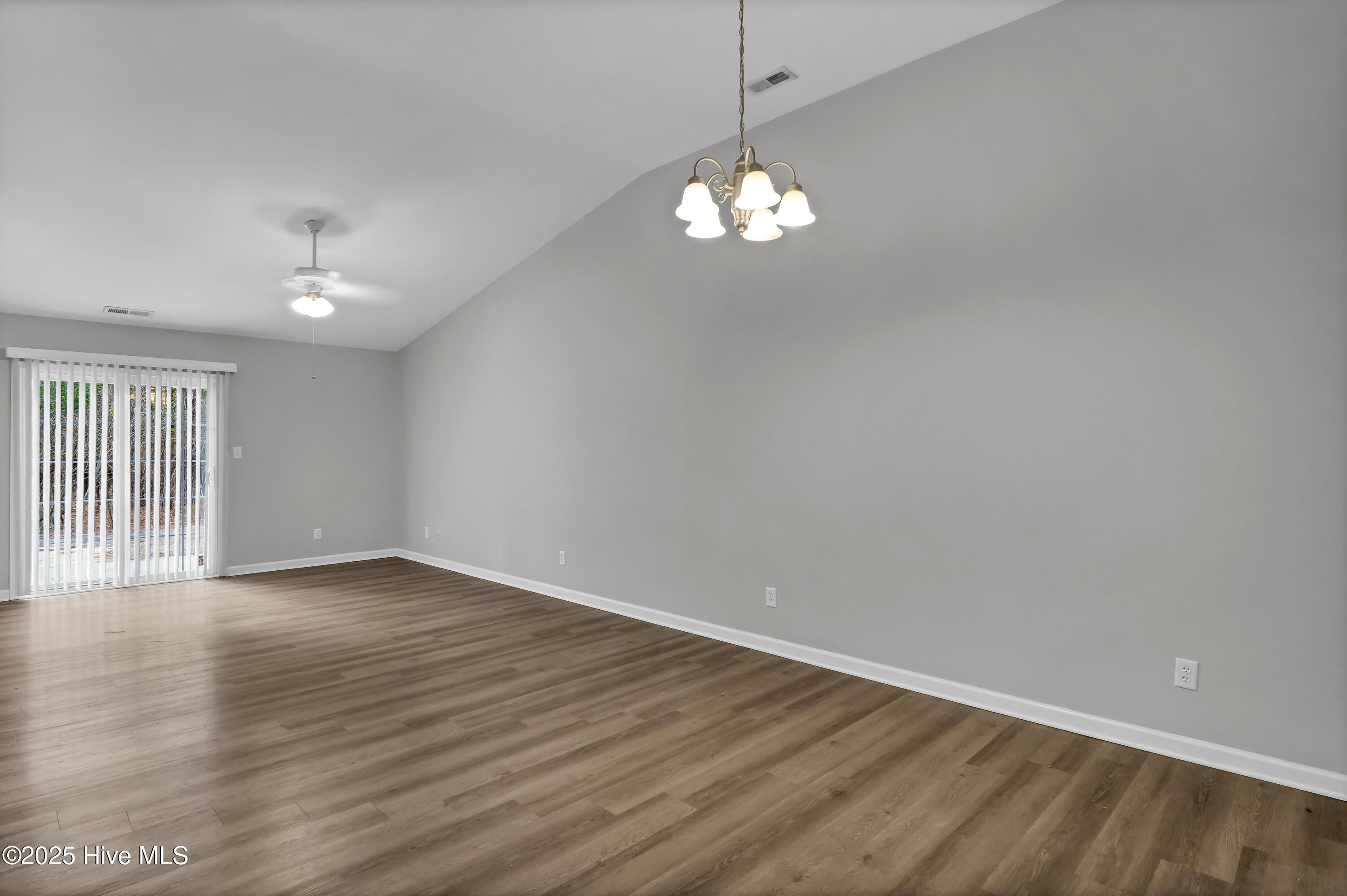 100483467 | Photo 12