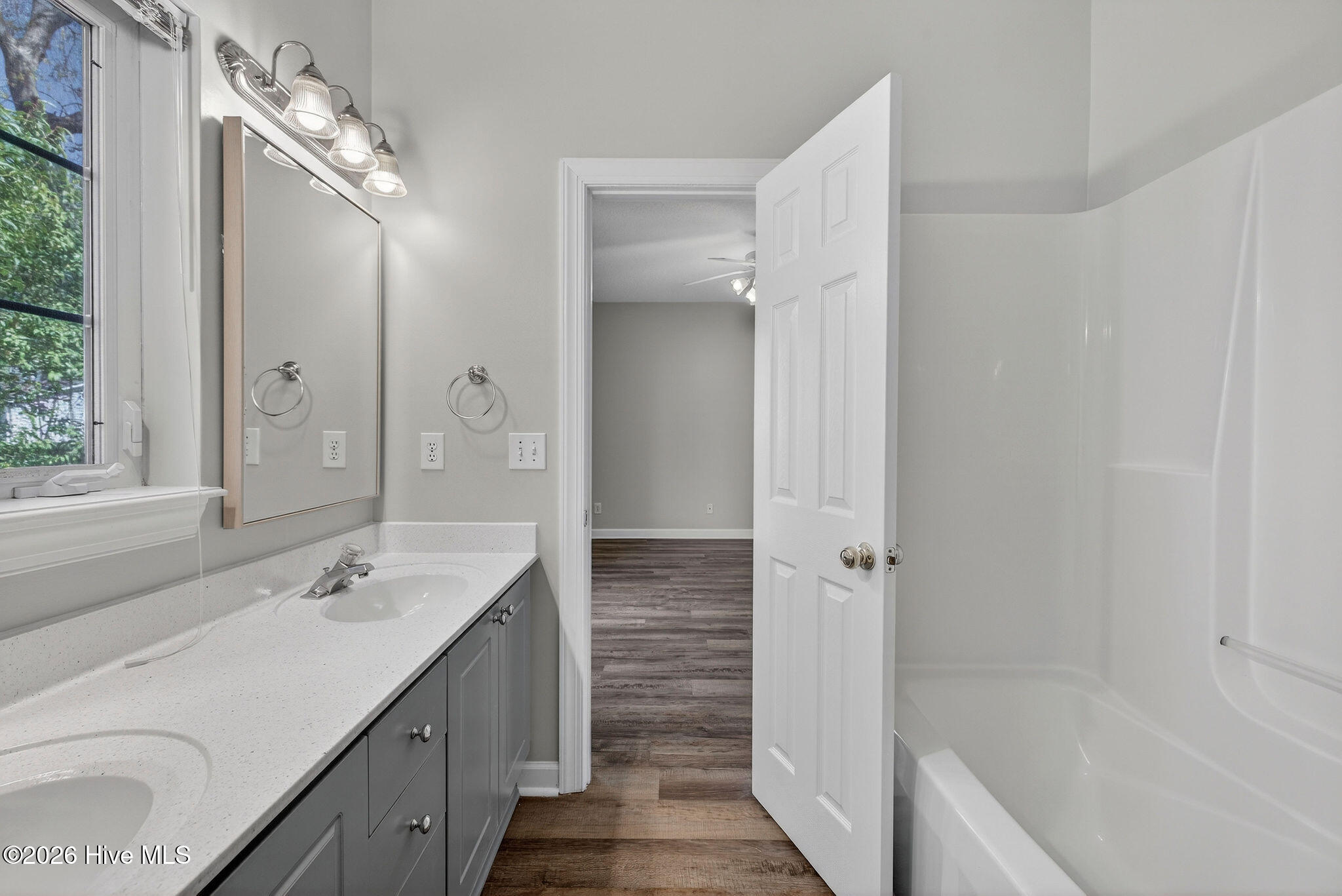 100562052 | Photo 39