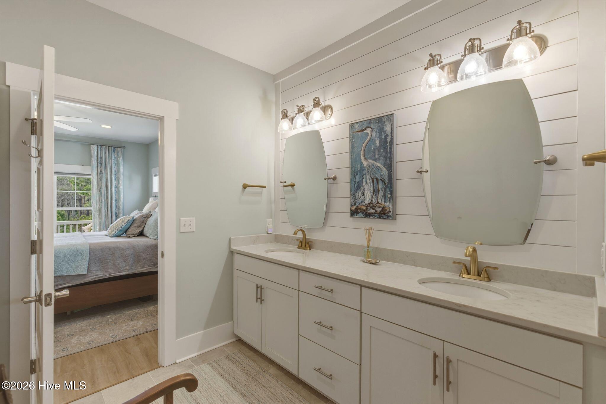 100562049 | Photo 26