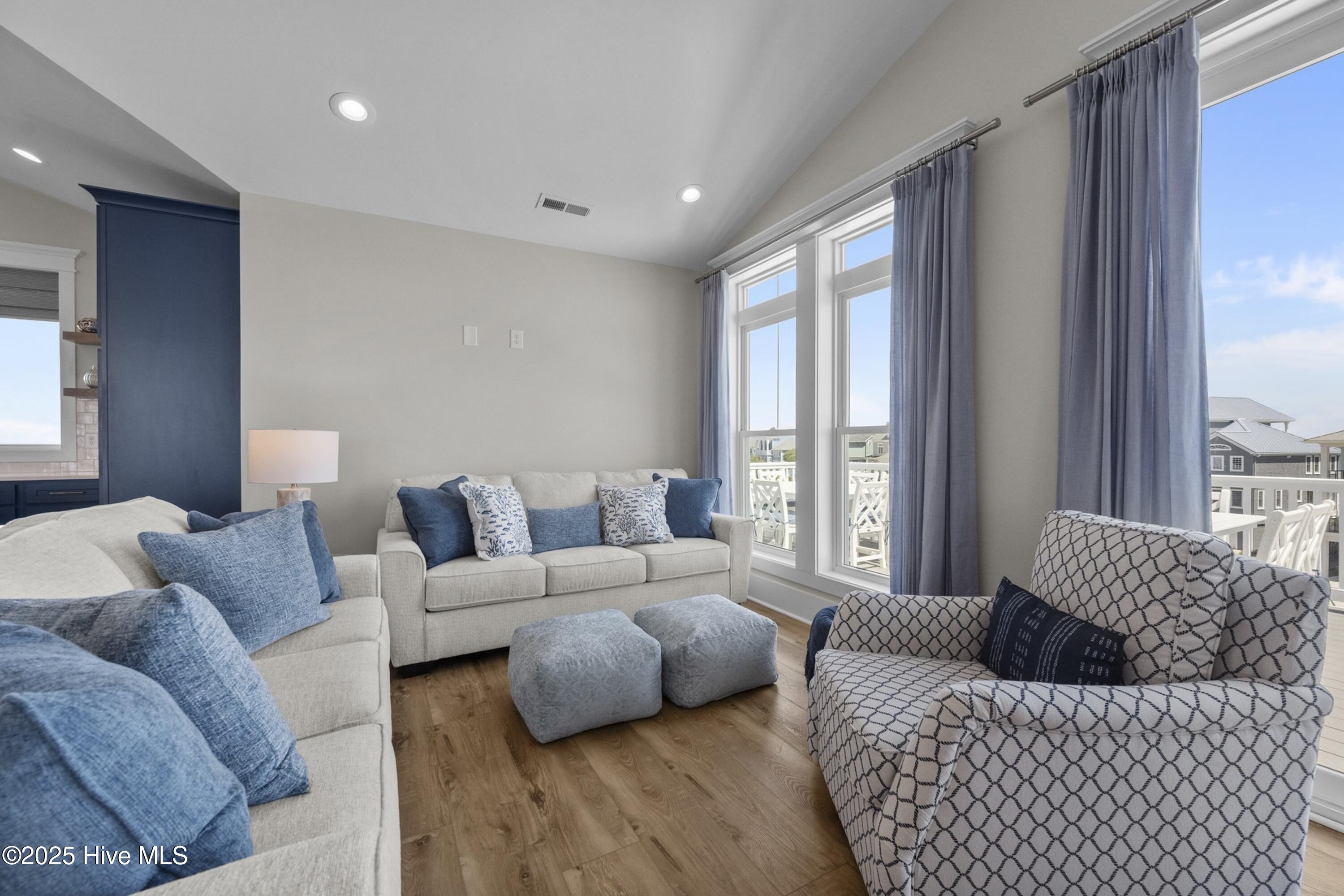 100510701 | Photo 13