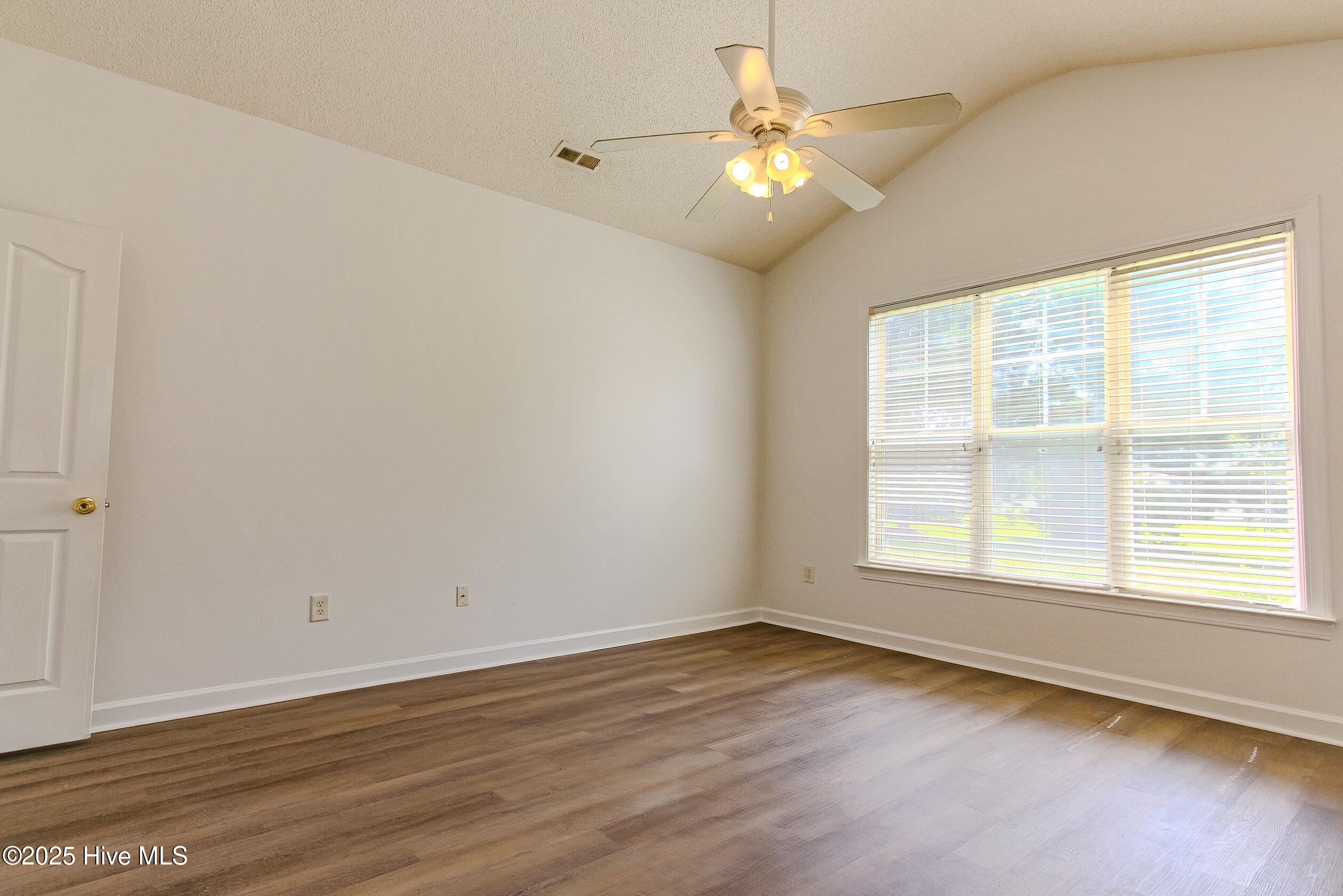 100525378 | Photo 31