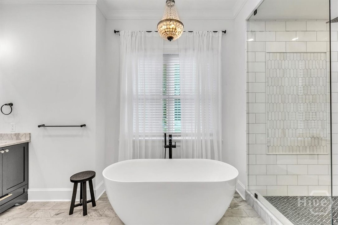 Stunning floating???????????????????????????????????????? tub!