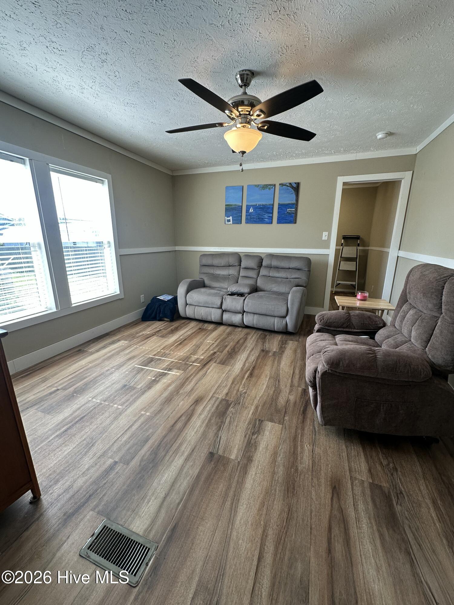 100570080 | Photo 24