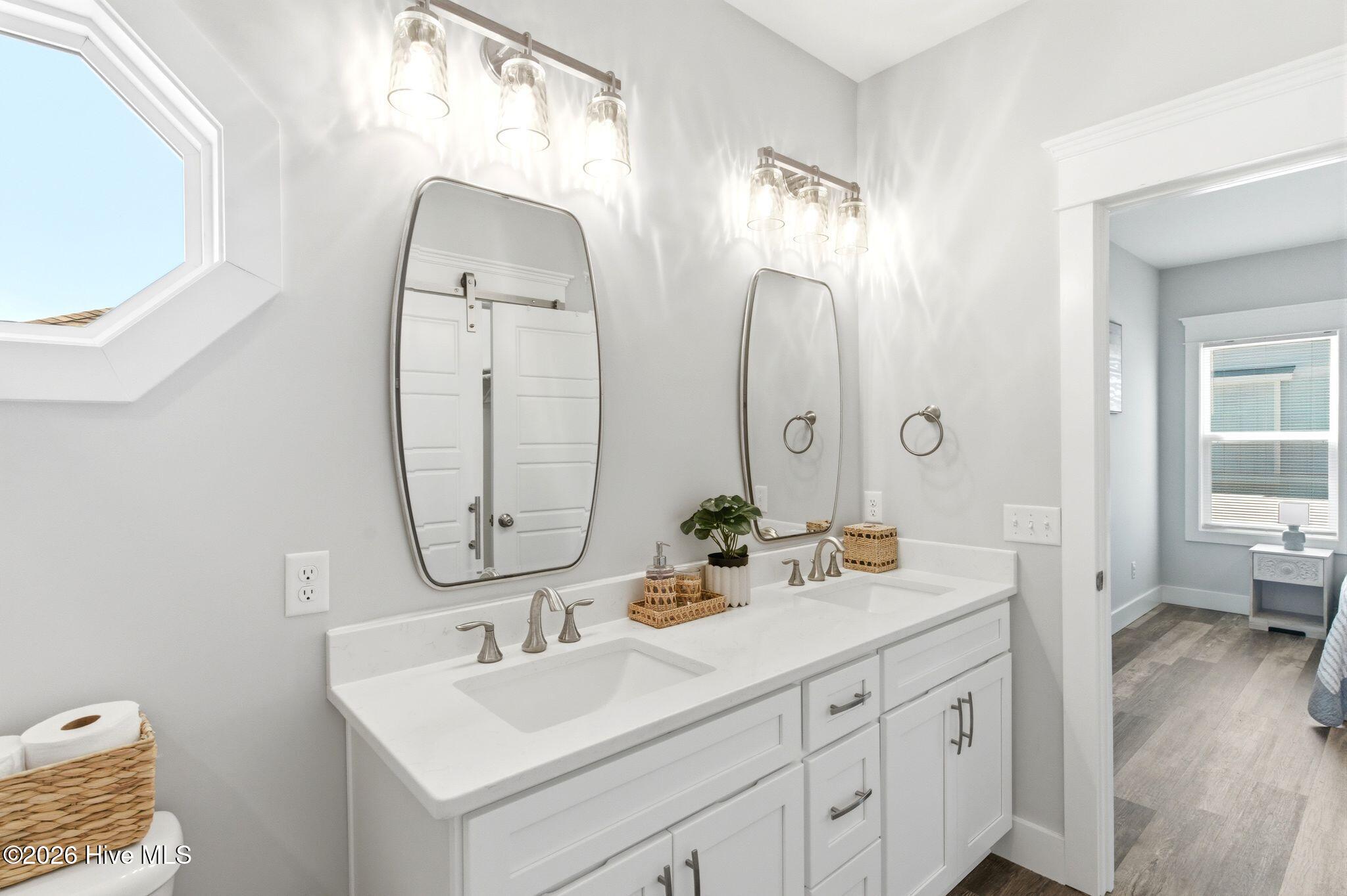 100570659 | Photo 25