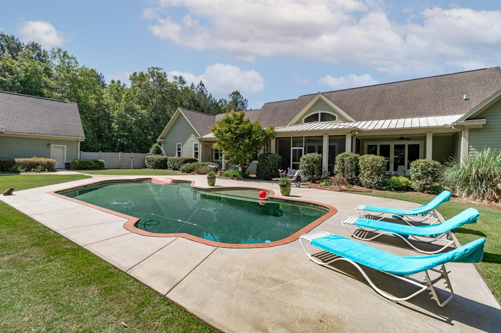 Large Salt Water Pool w/ 2 Swim Outs