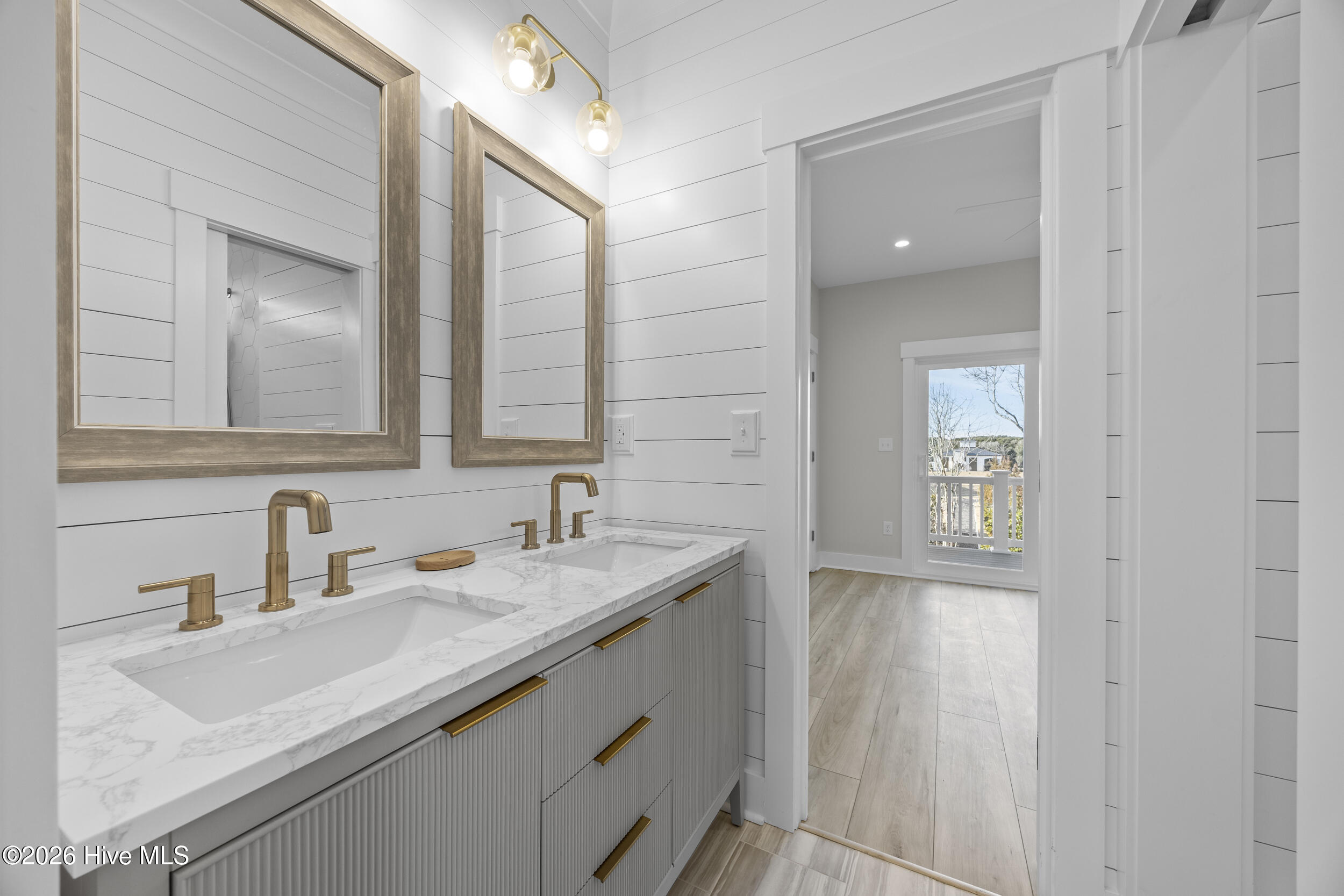 100543064 | Photo 28