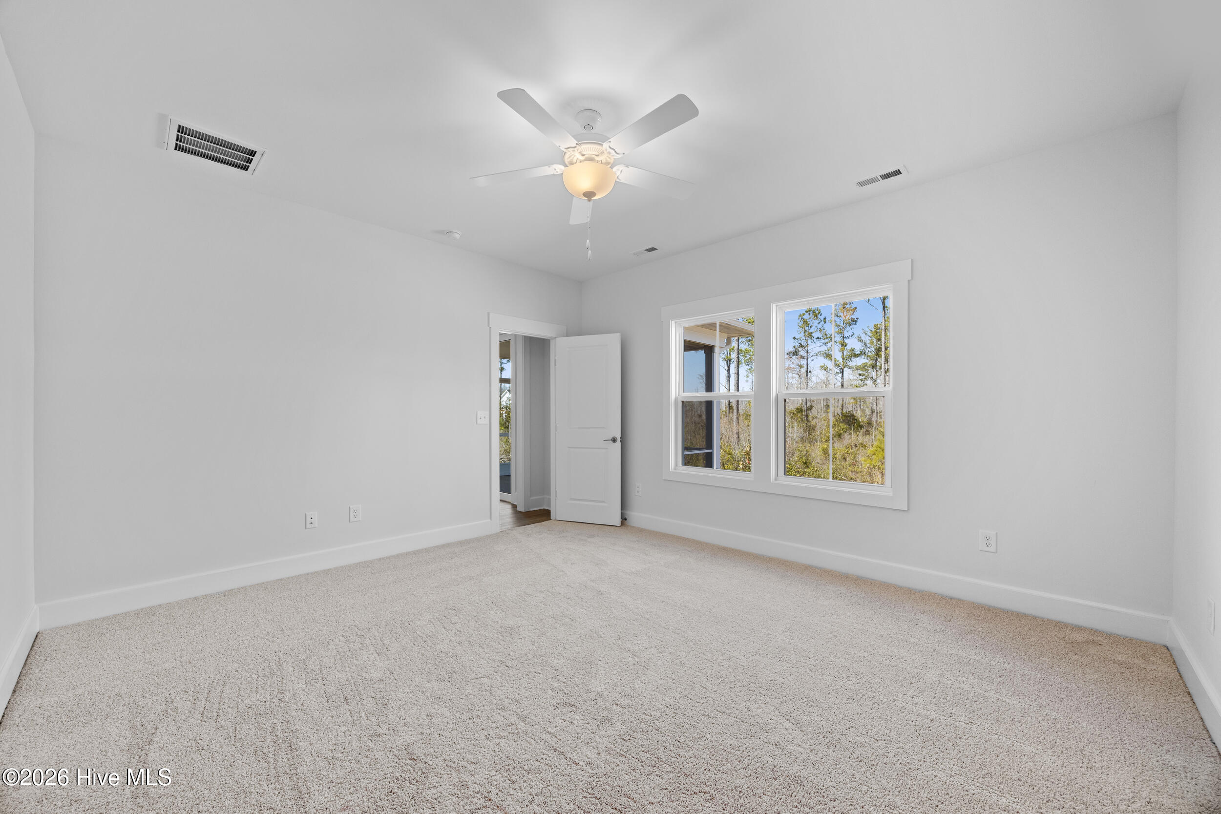 100548028 | Photo 35