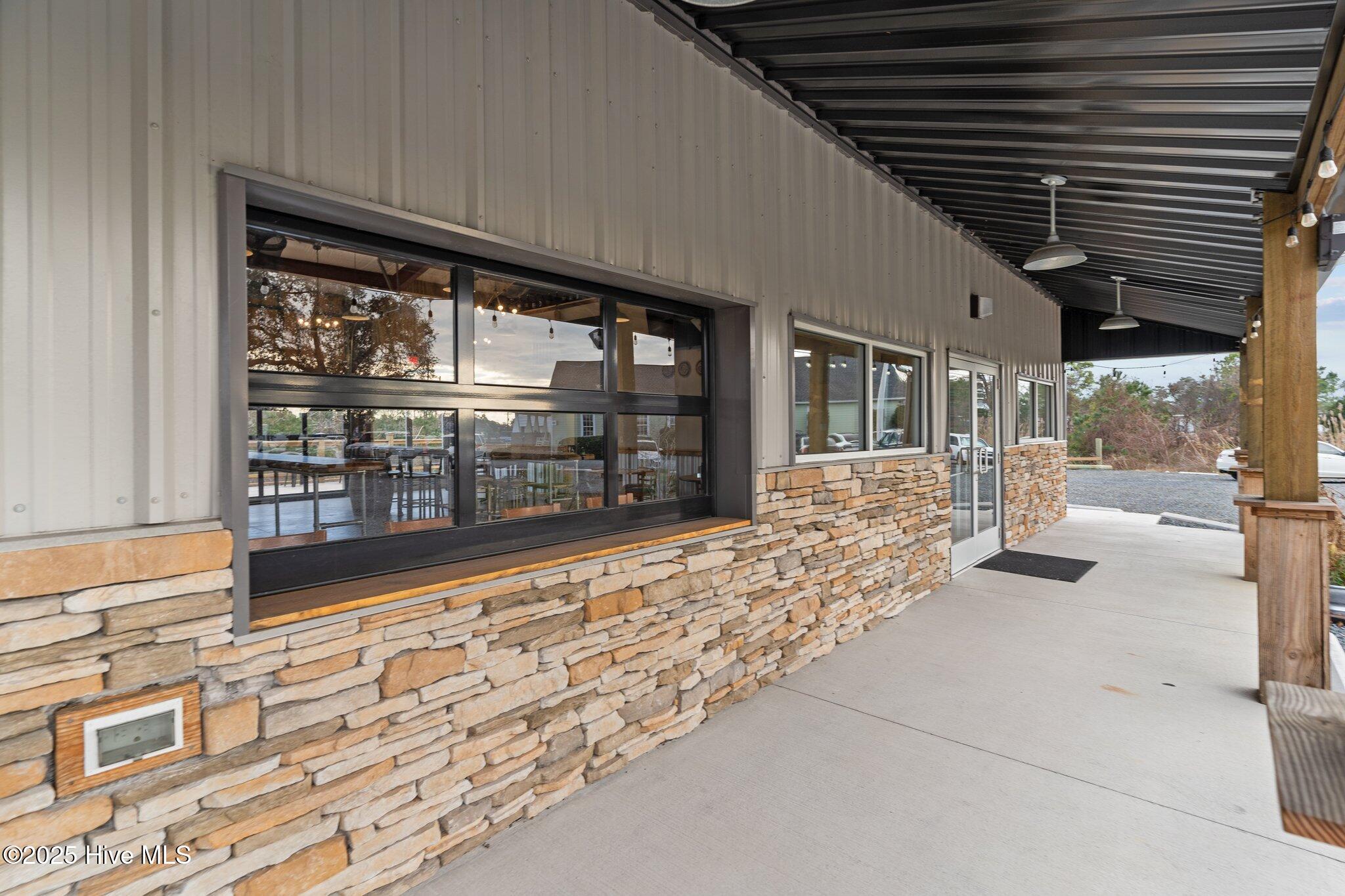 100545245 | Photo 61