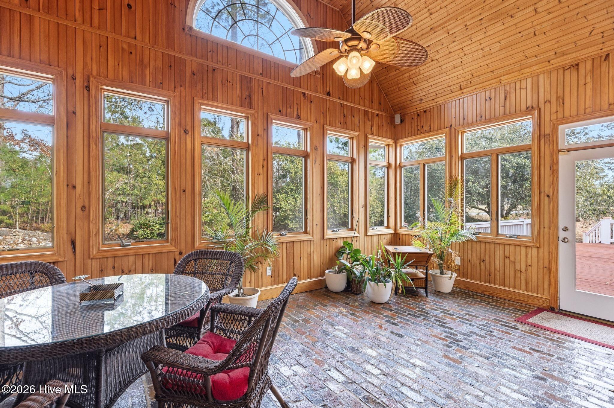 100561180 | Photo 33