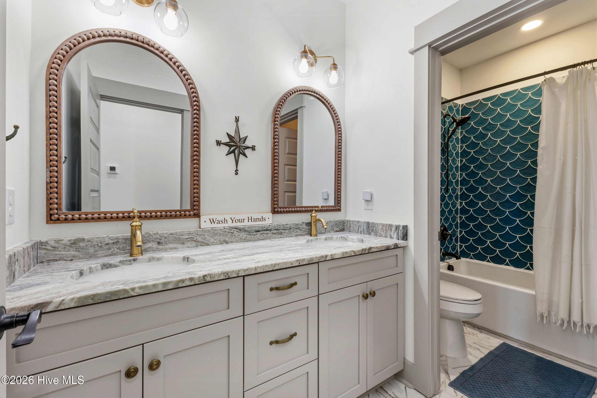 100570688 | Photo 38