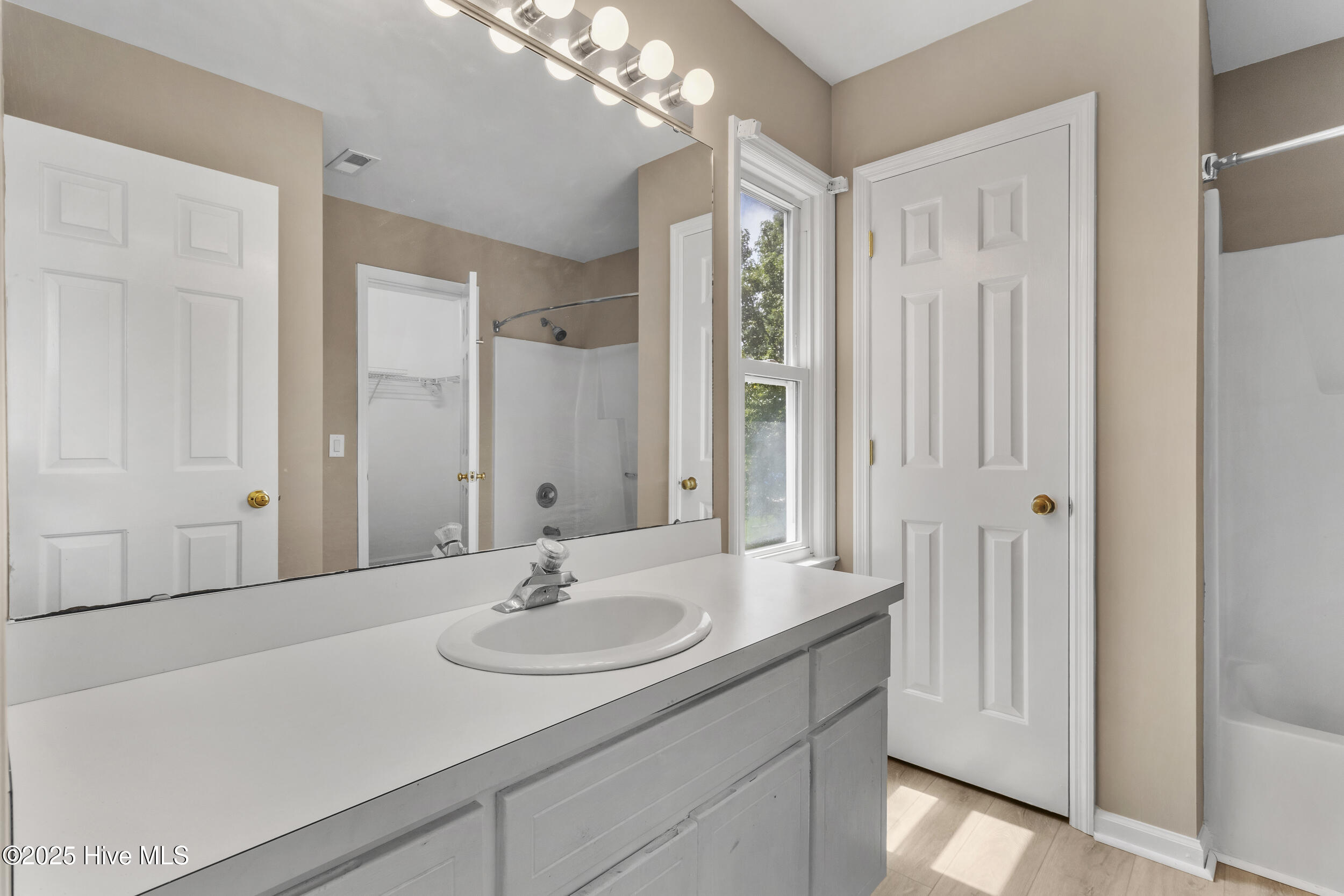 100526469 | Photo 22