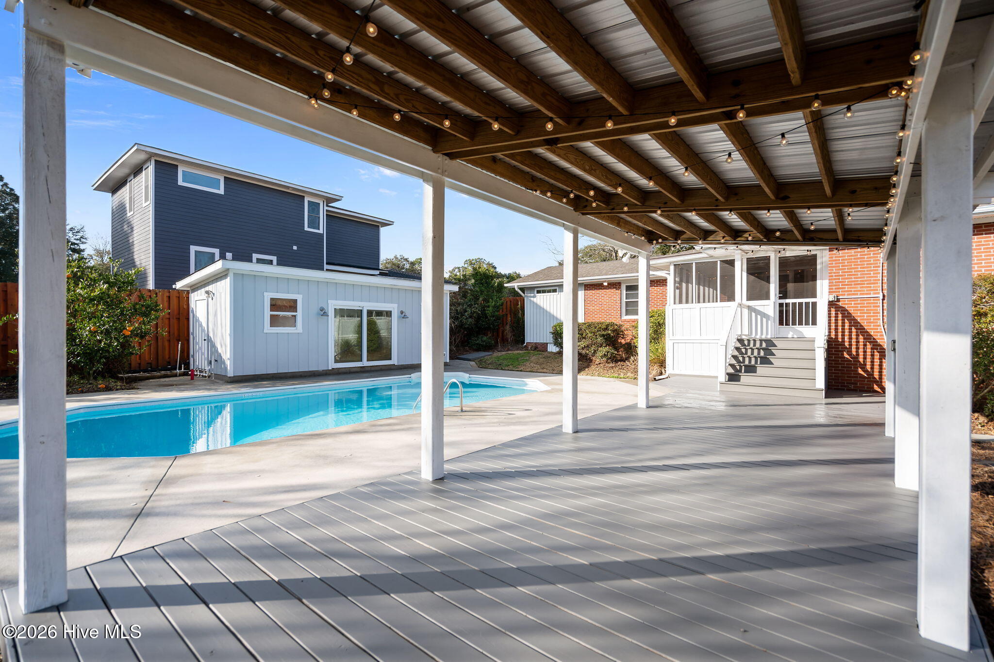 100548221 | Photo 40