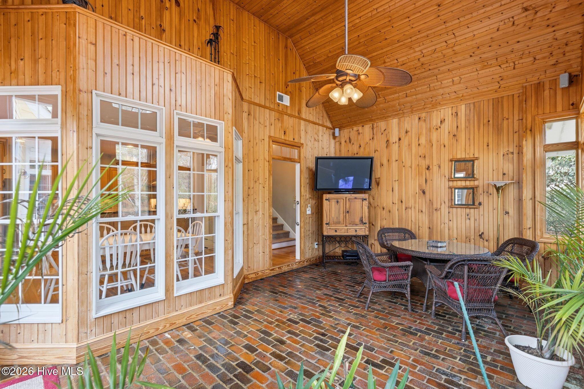 100561180 | Photo 34