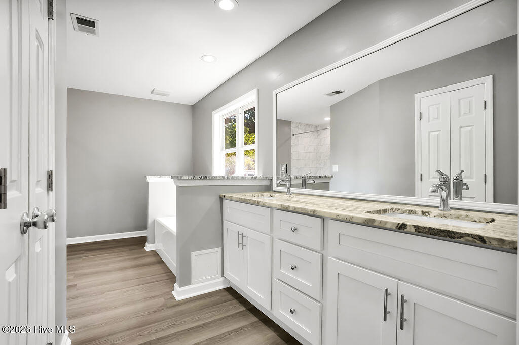 100567951 | Photo 24