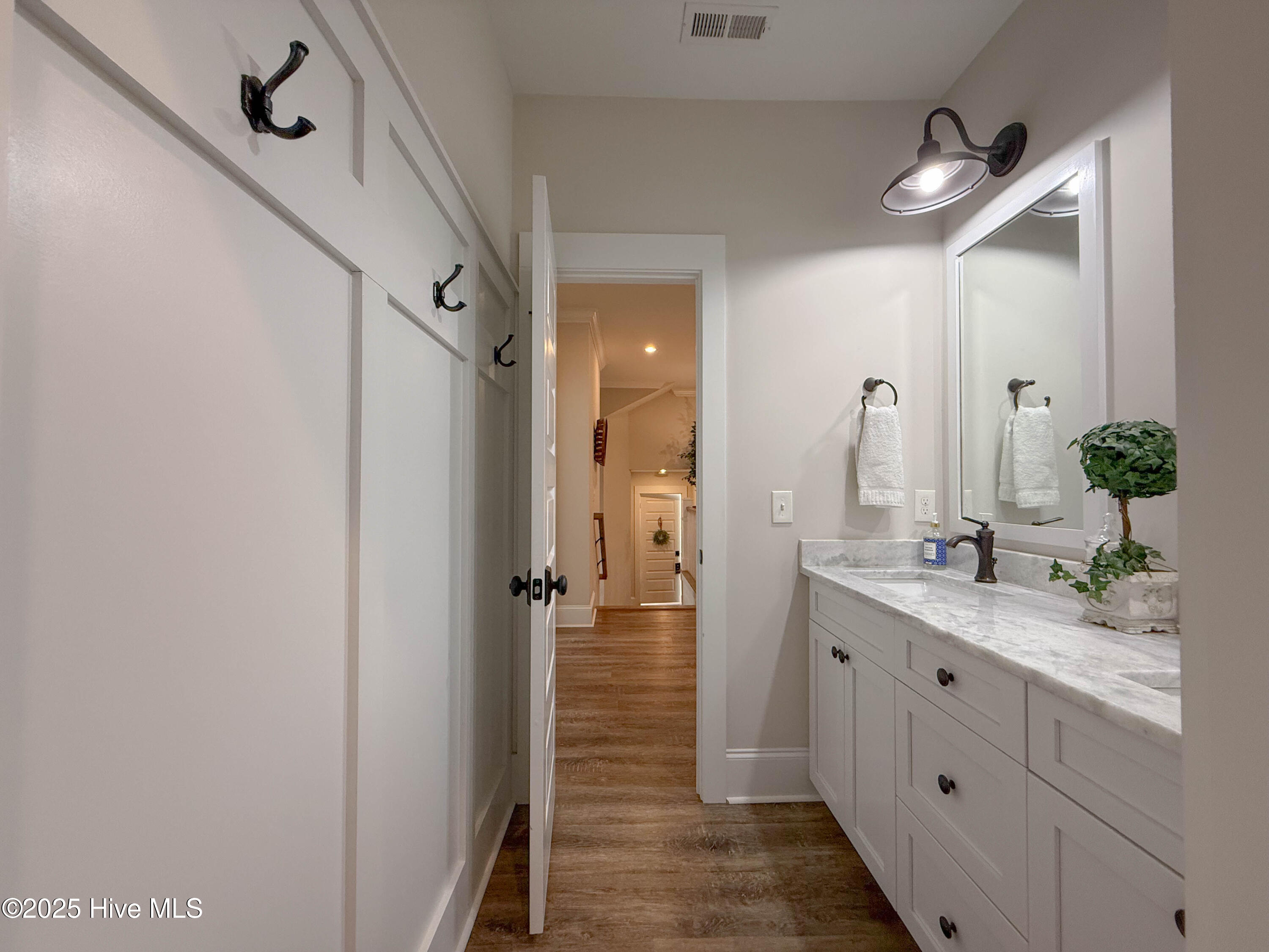 100556308 | Photo 97