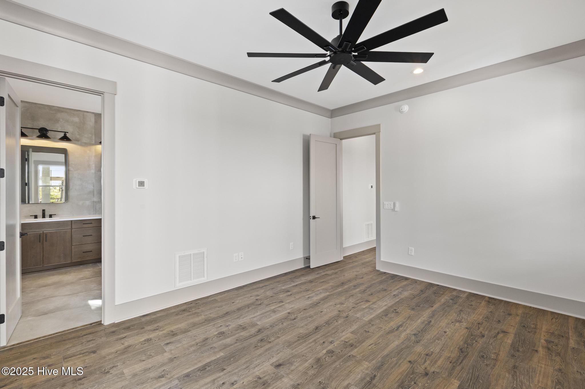 100517946 | Photo 45