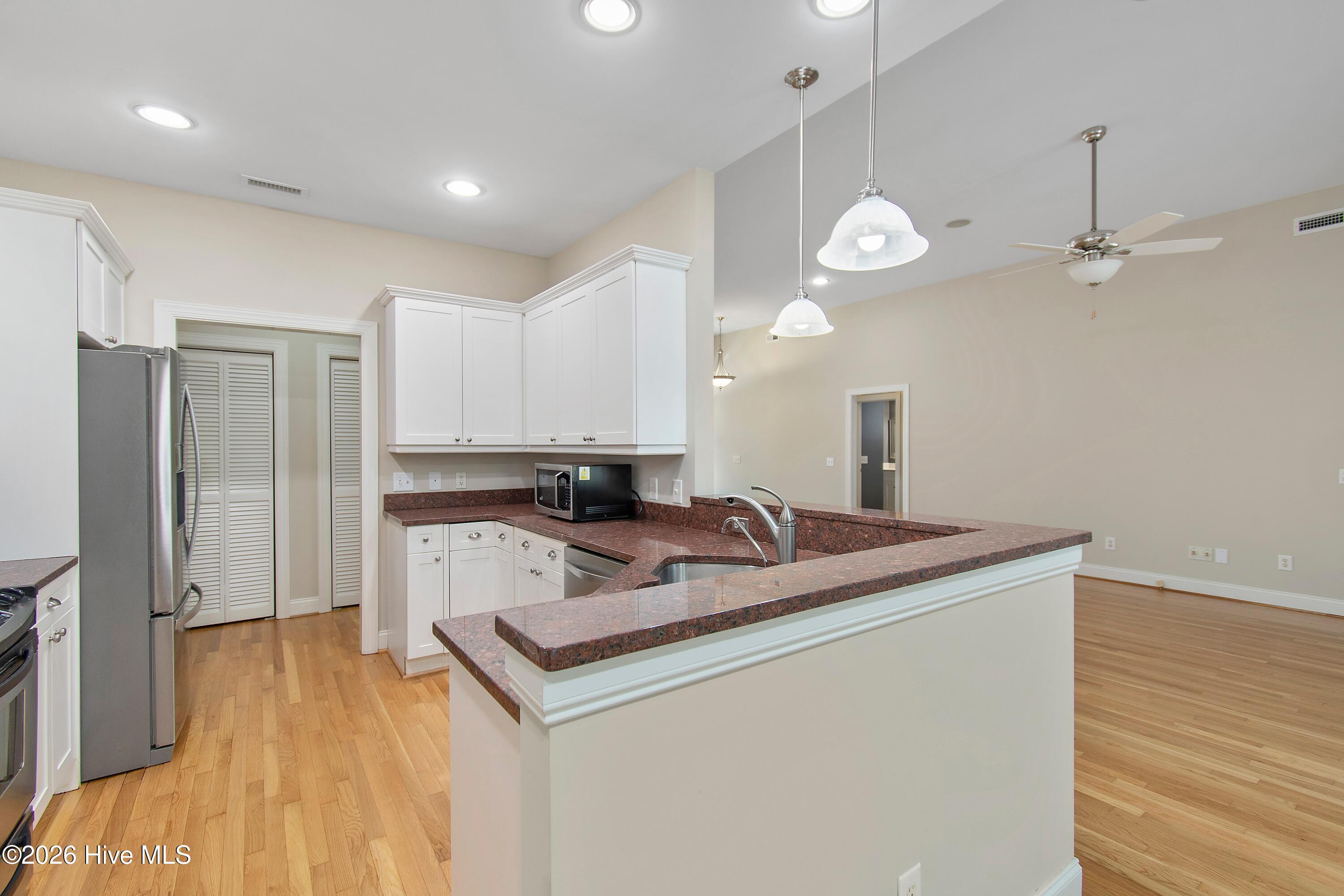 100561383 | Photo 15