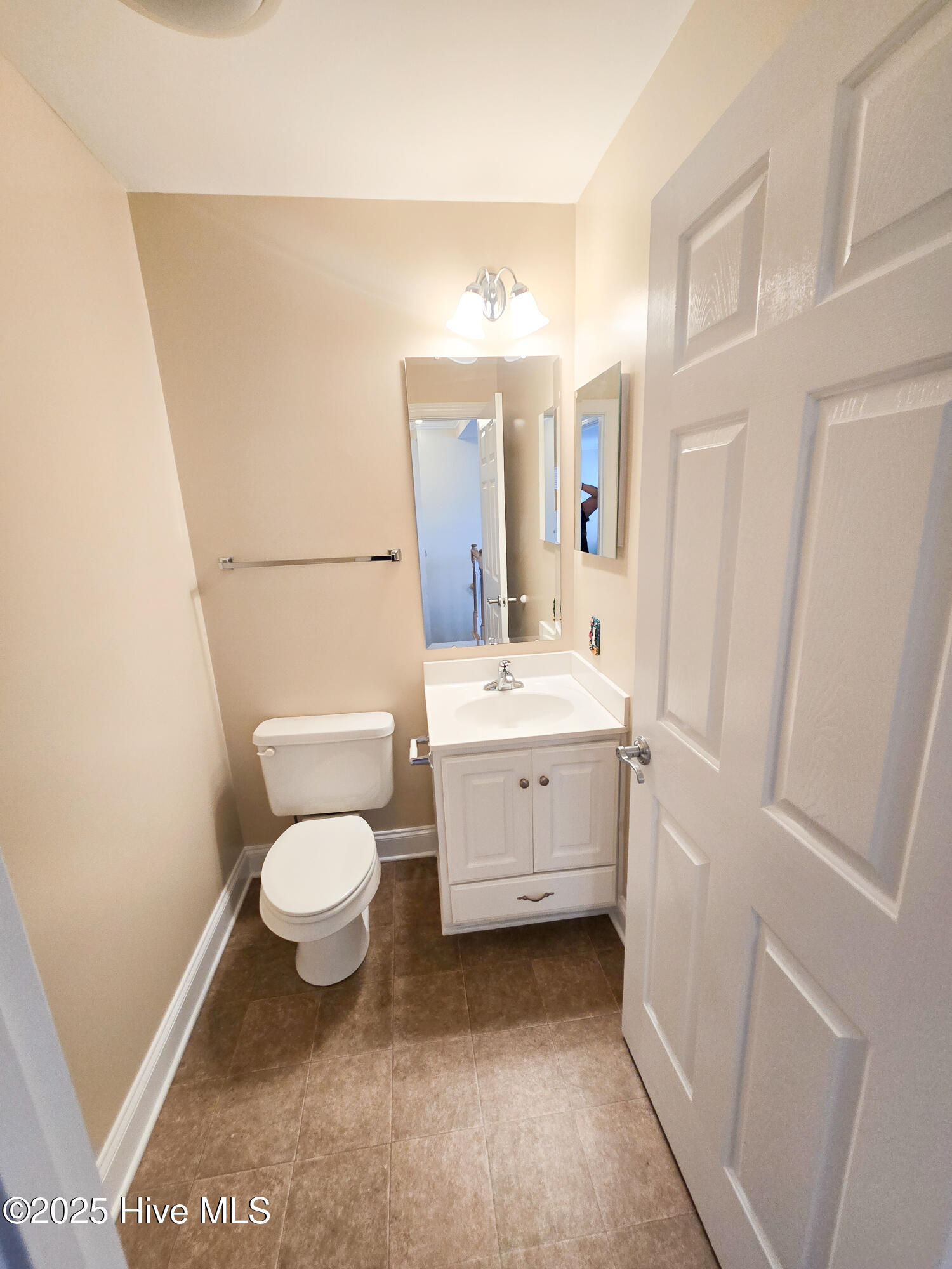 4 Schooner Drive, Swansboro, NC 28584 – photo 17: Second Floor 1/2 Bath