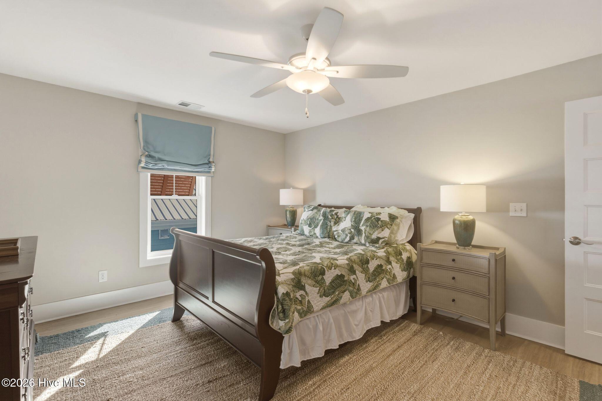 100562049 | Photo 42