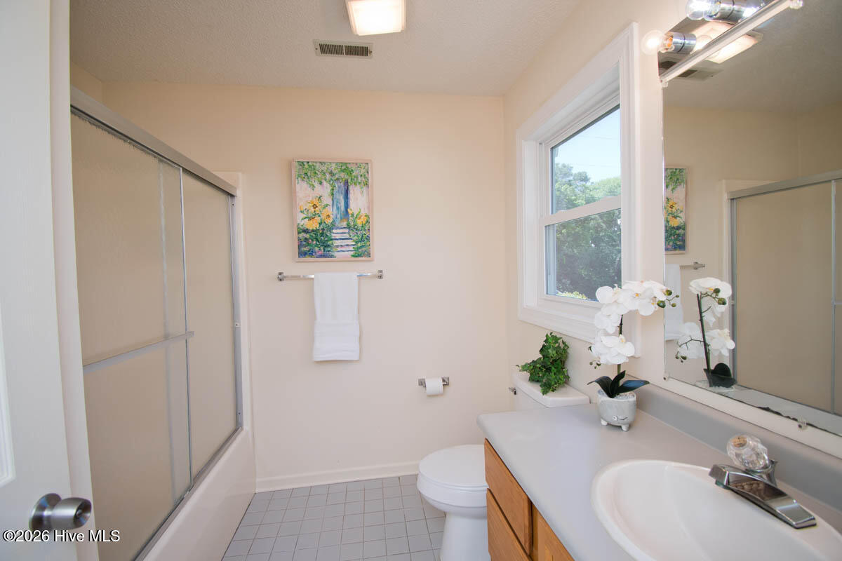 100570444 | Photo 23