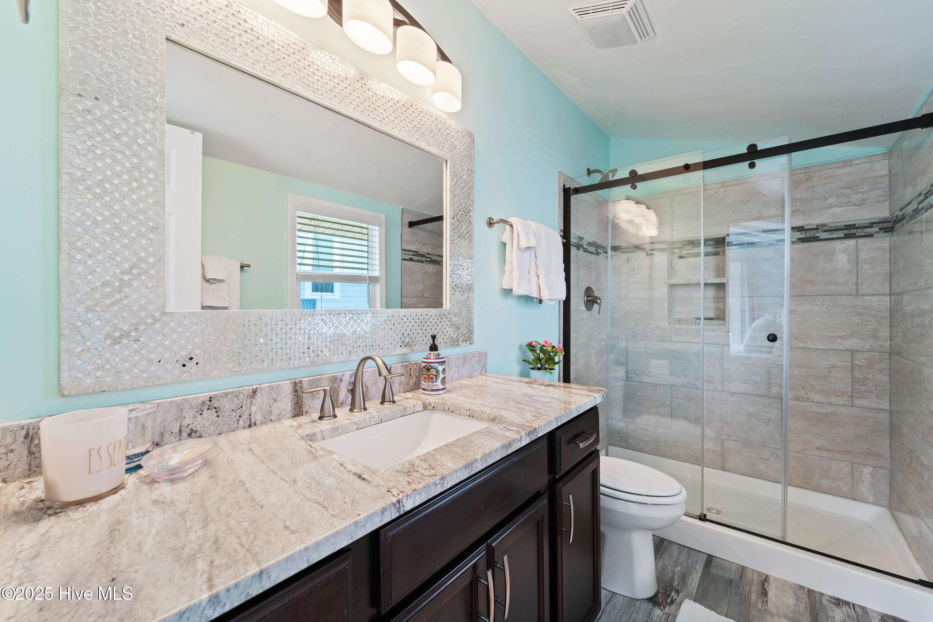 100548347 | Photo 17