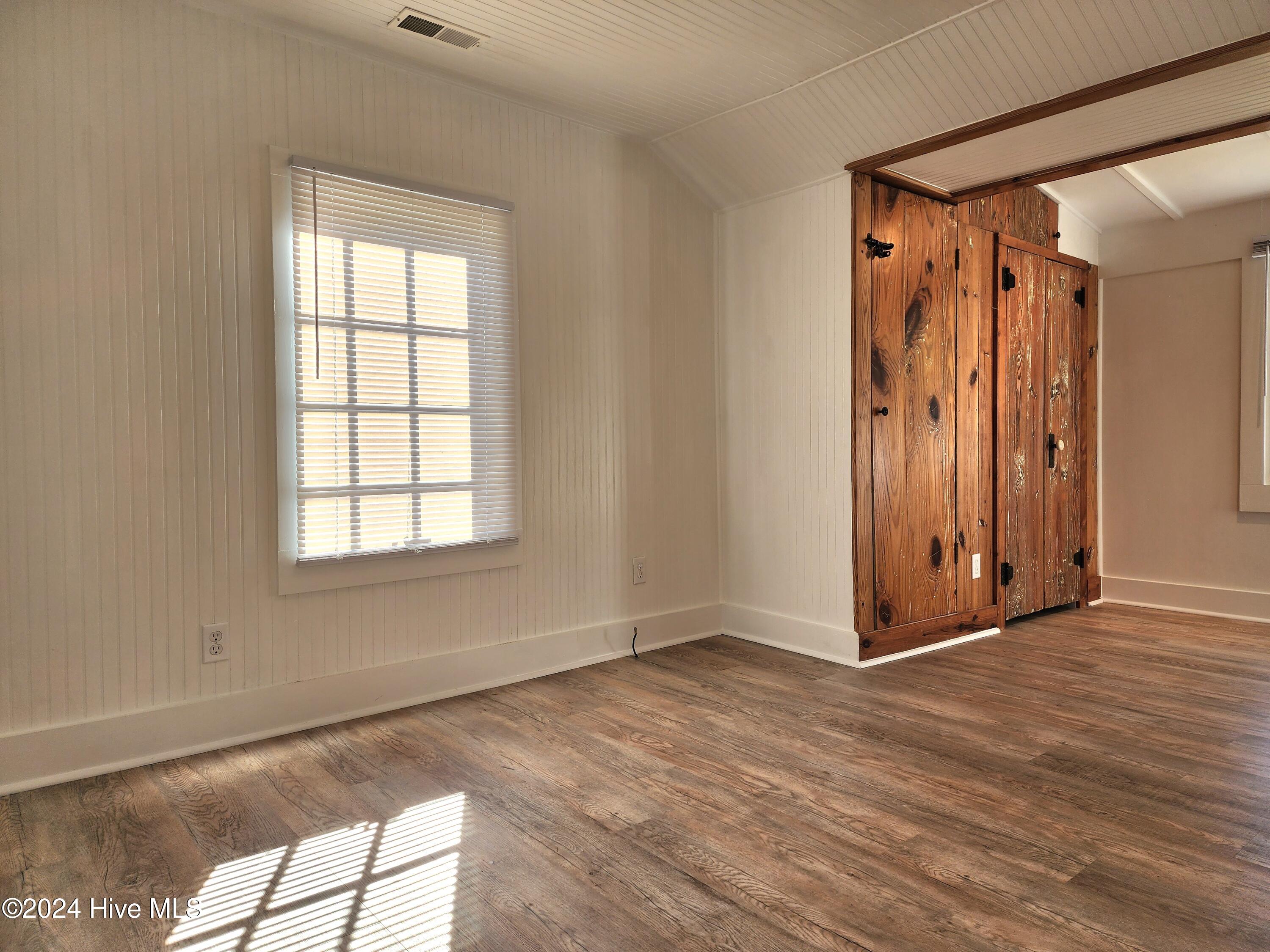 100570380 | Photo 27