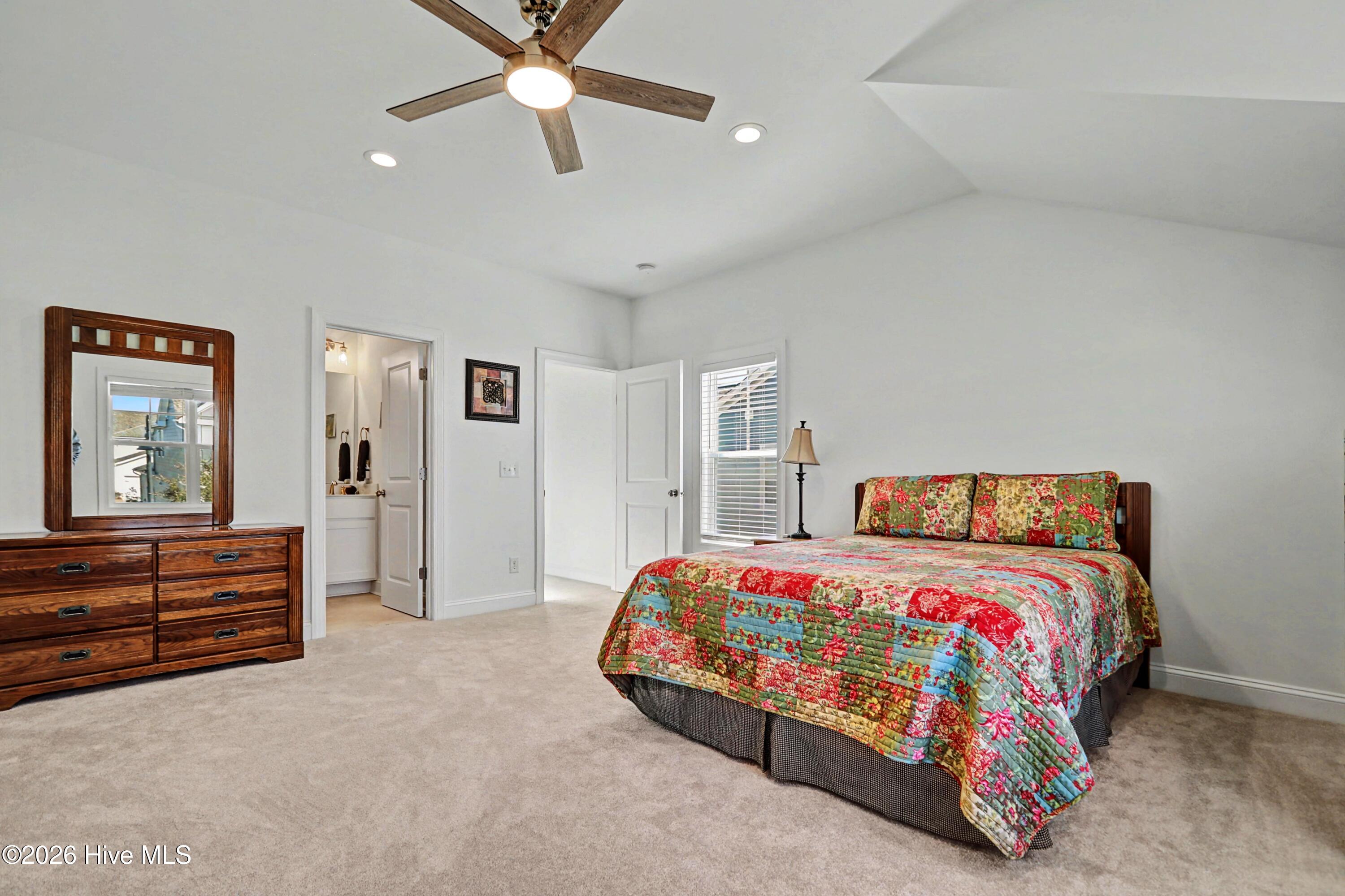 100553259 | Photo 30