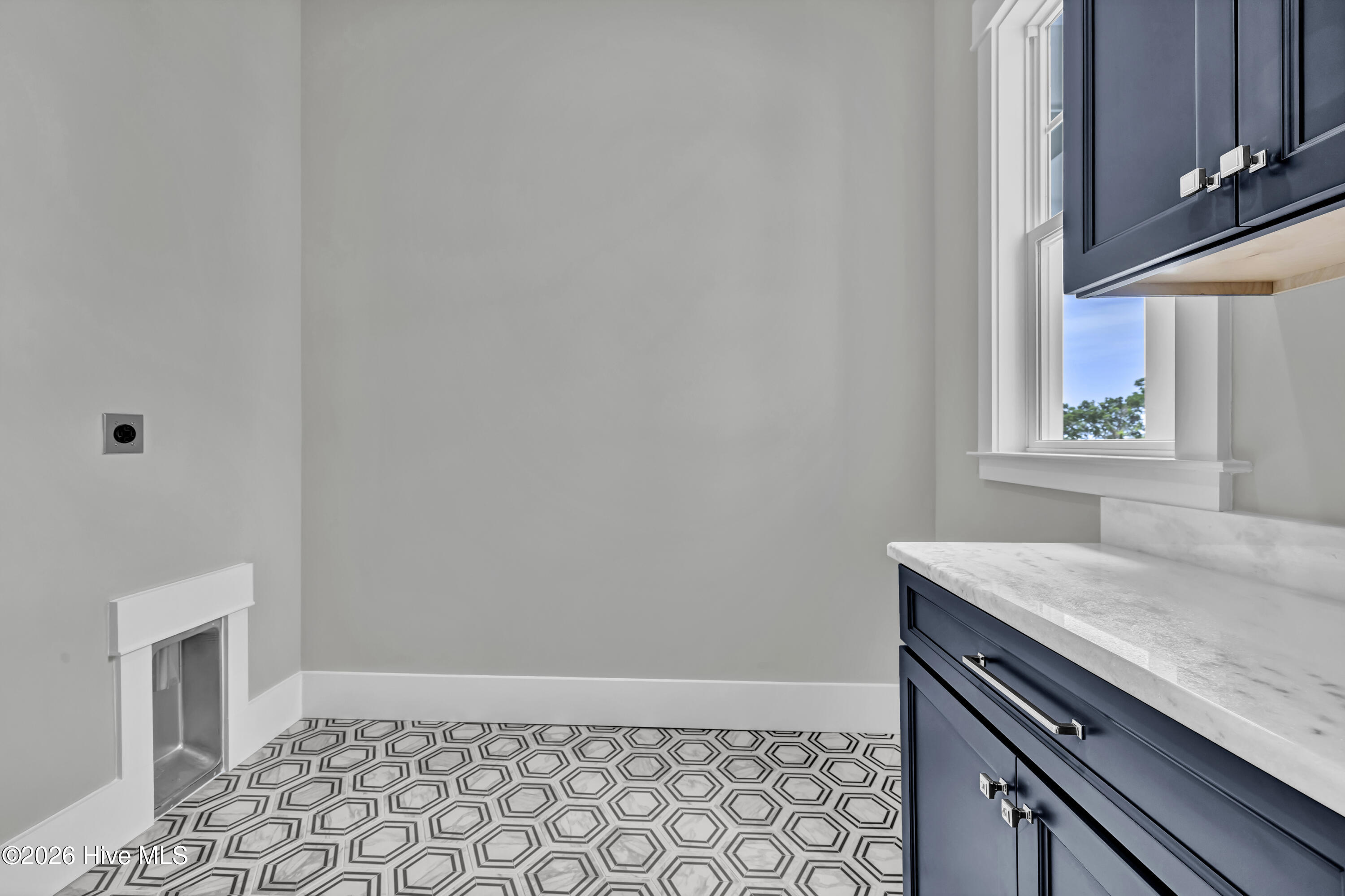 100553302 | Photo 16