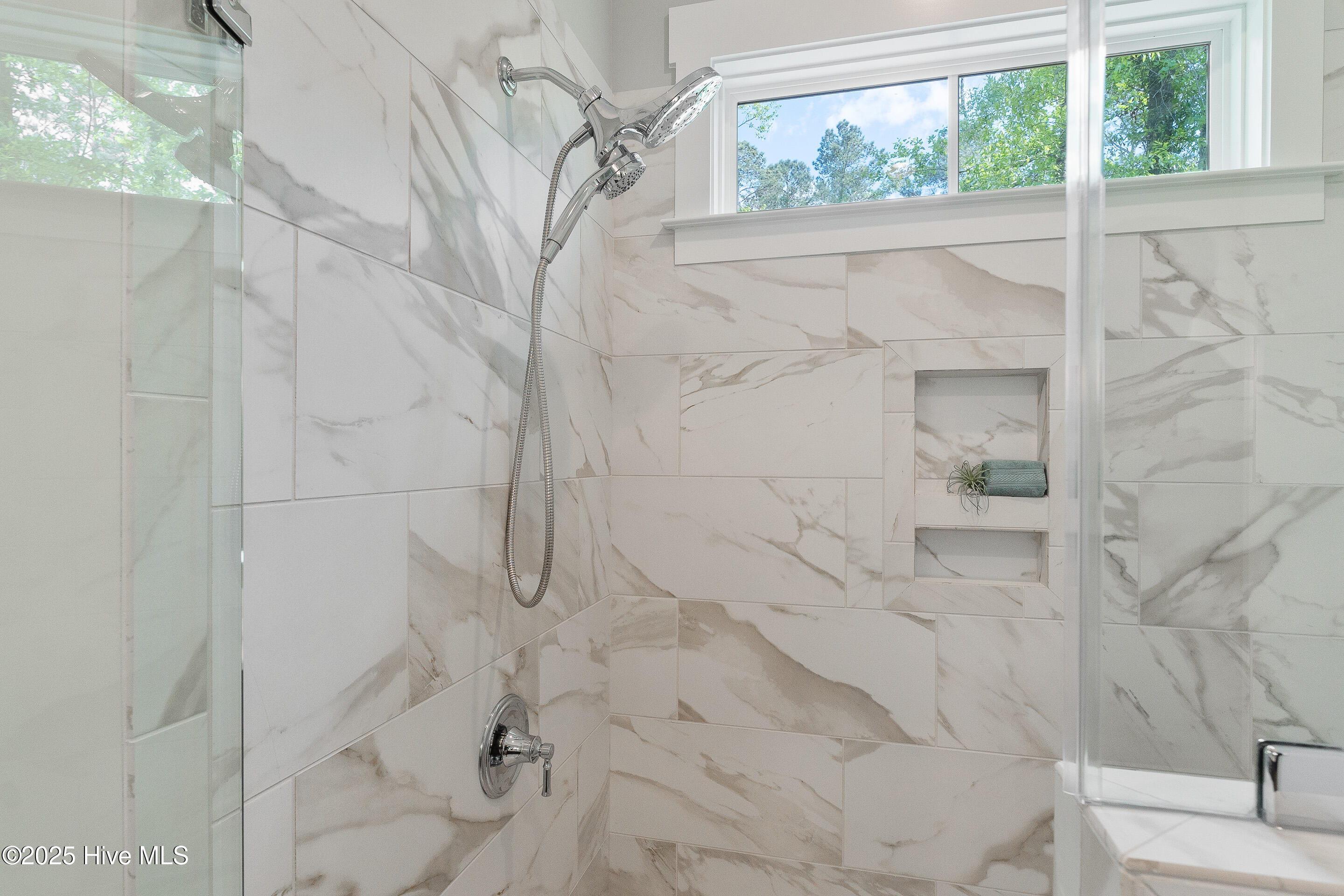 100487716 | Photo 30